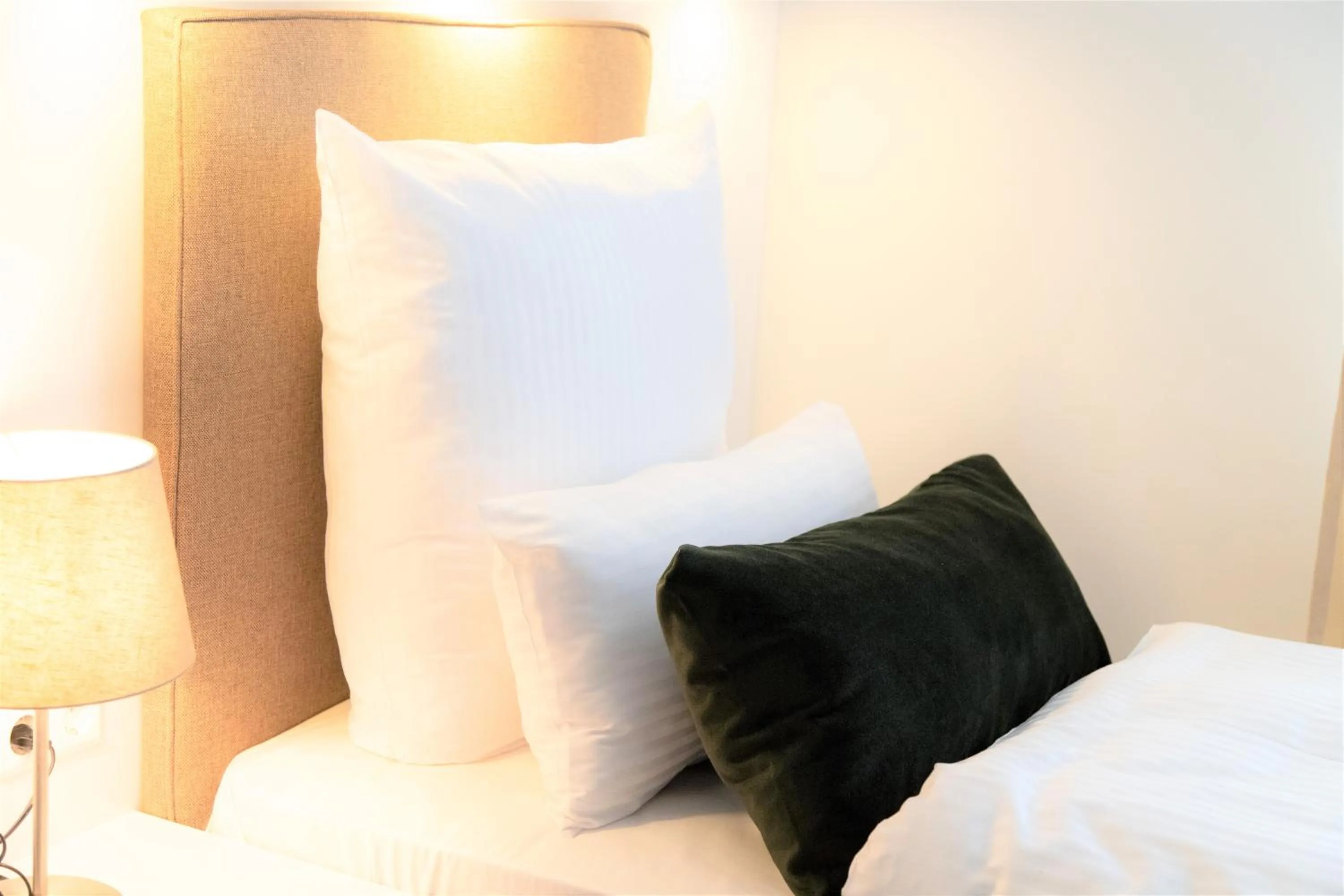 Seating area, Bed in Amplidi Hotel Hannover