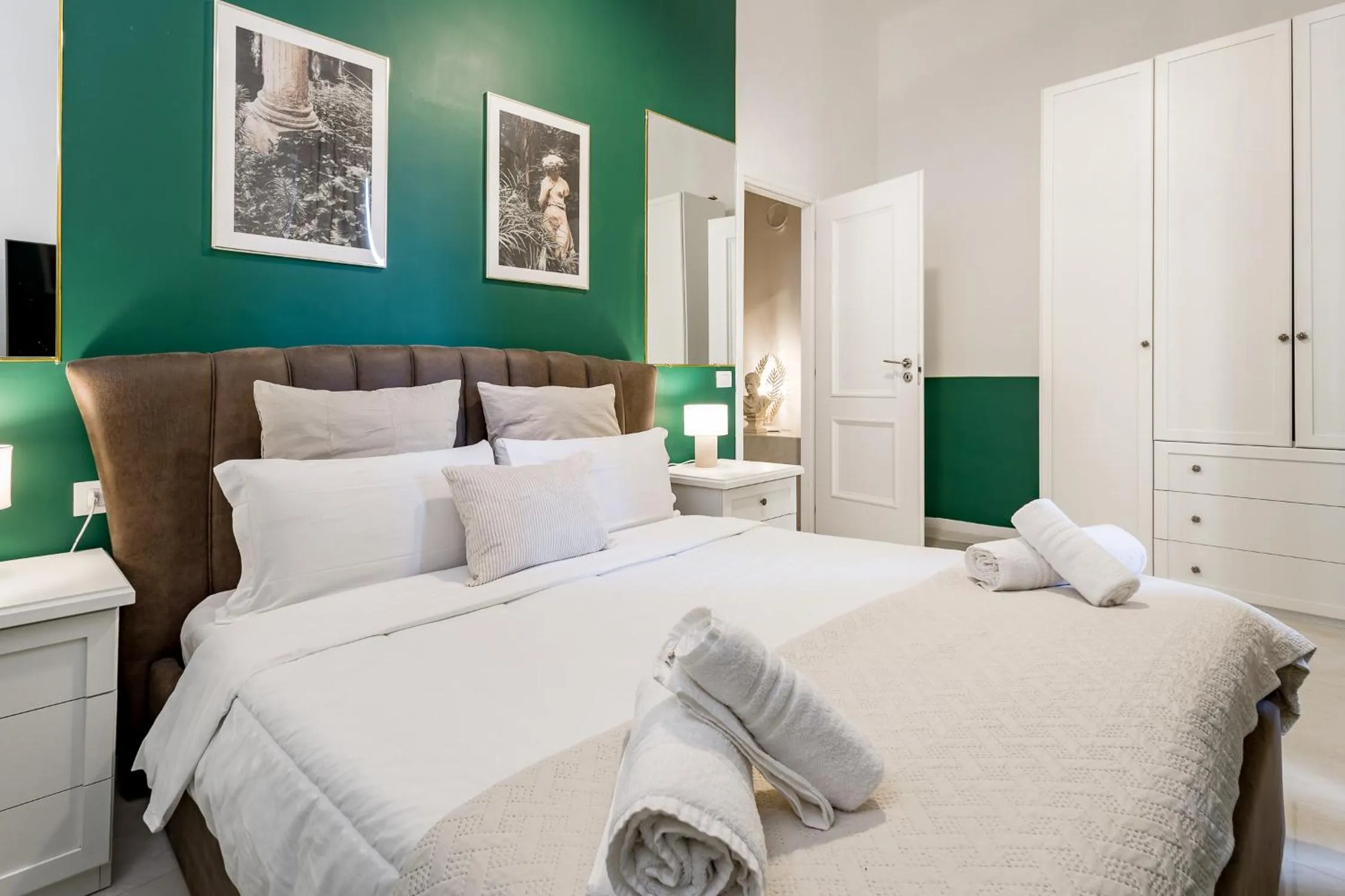 Bed in DrsRome - Roman's Ruins Colosseum