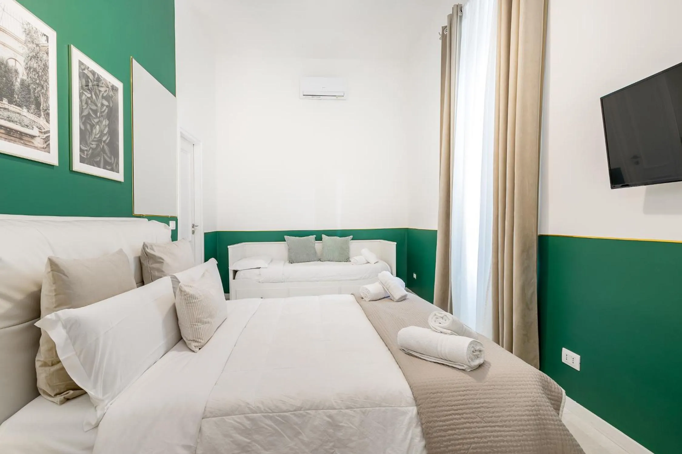 Bed in DrsRome - Roman's Ruins Colosseum