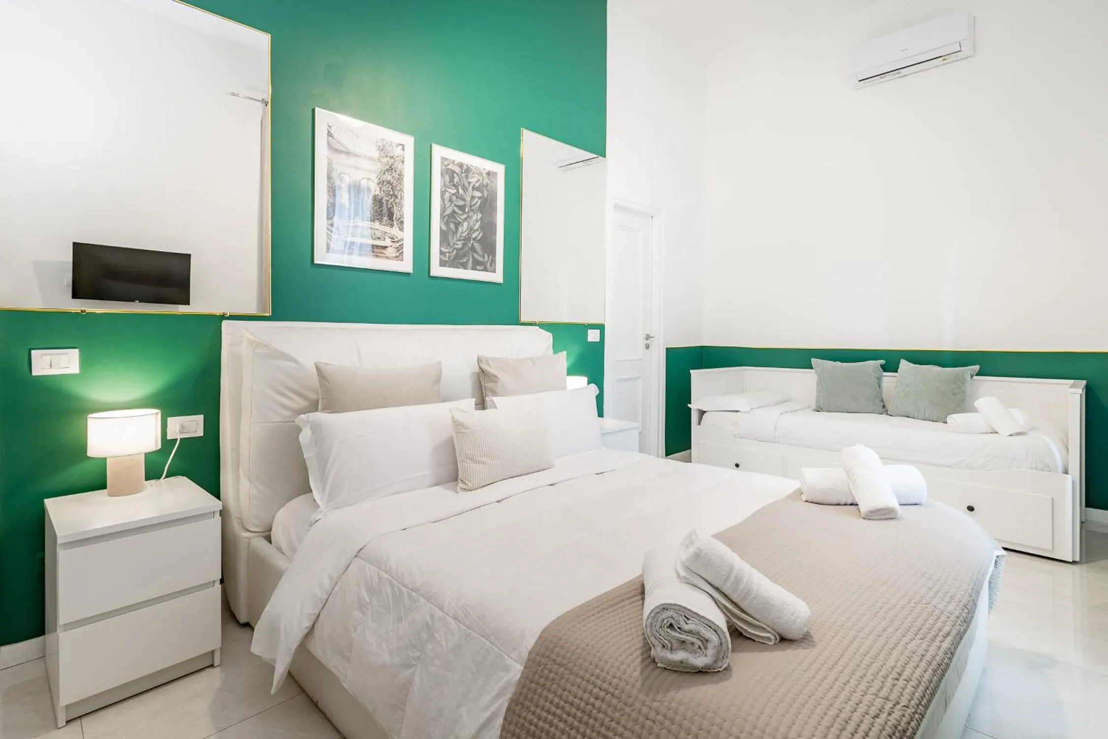 Bed in DrsRome - Roman's Ruins Colosseum