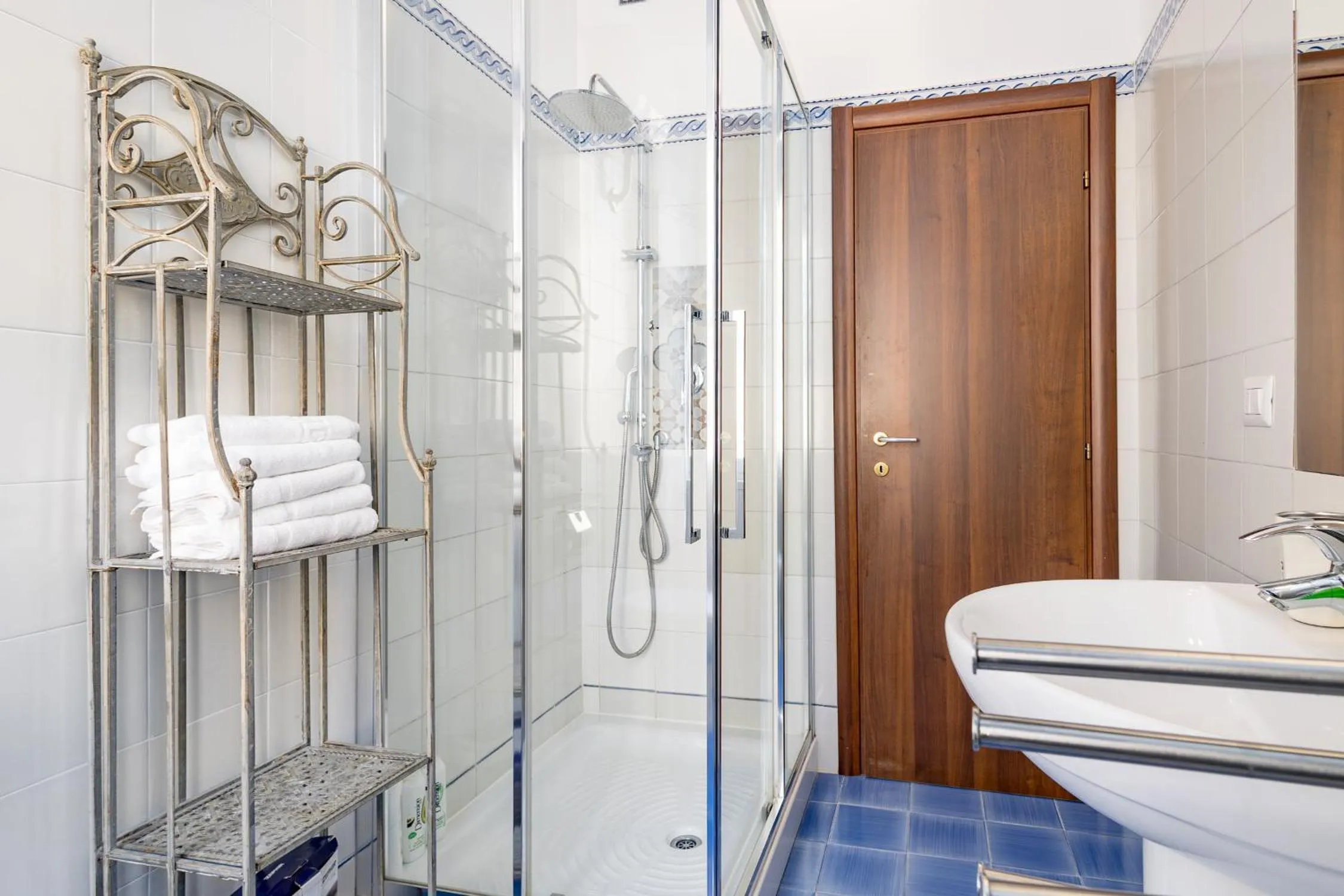 Bathroom in DrsRome - Roman's Ruins Colosseum