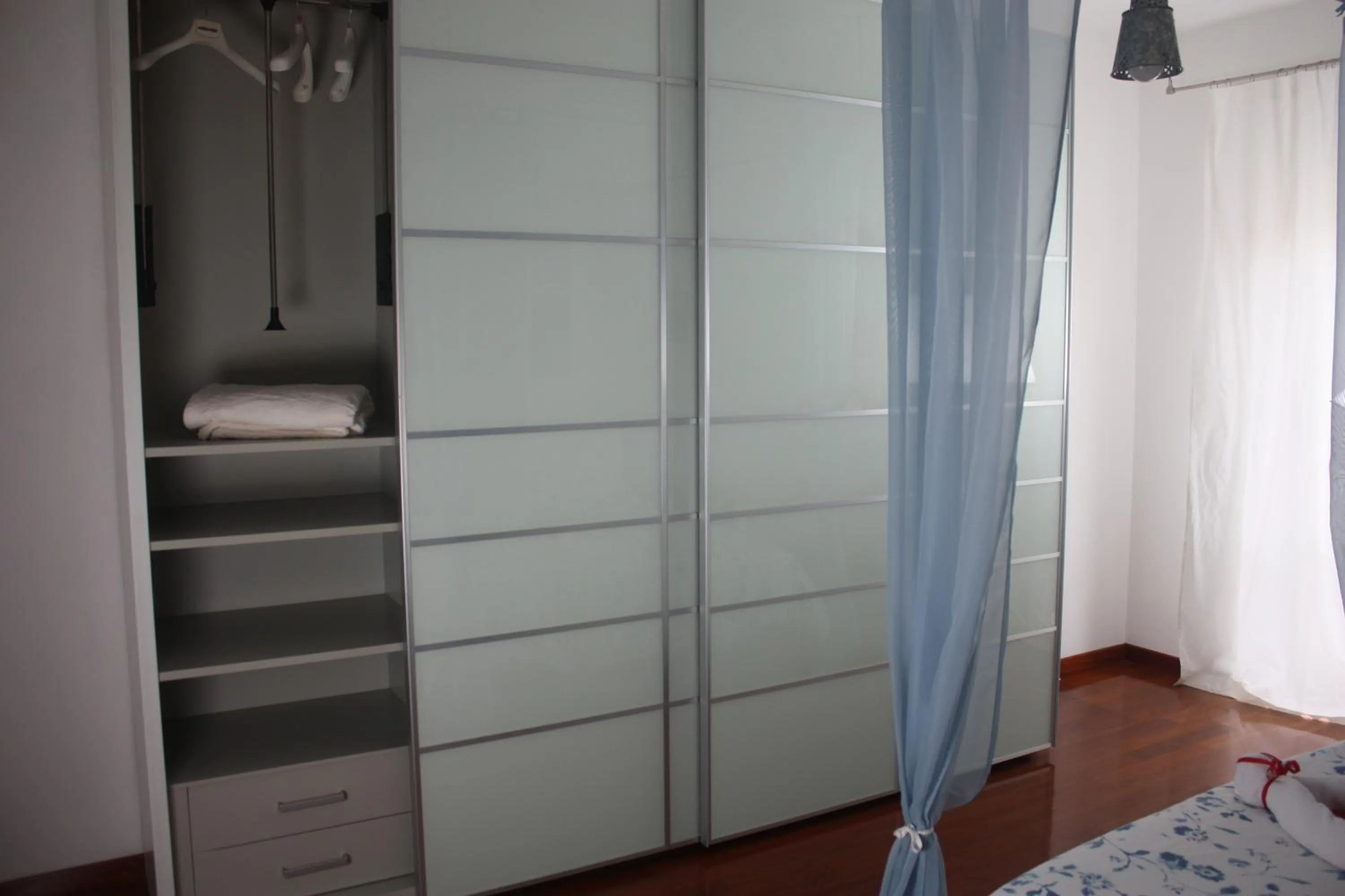 wardrobe, Bed in Maruru B & B dell'Arte