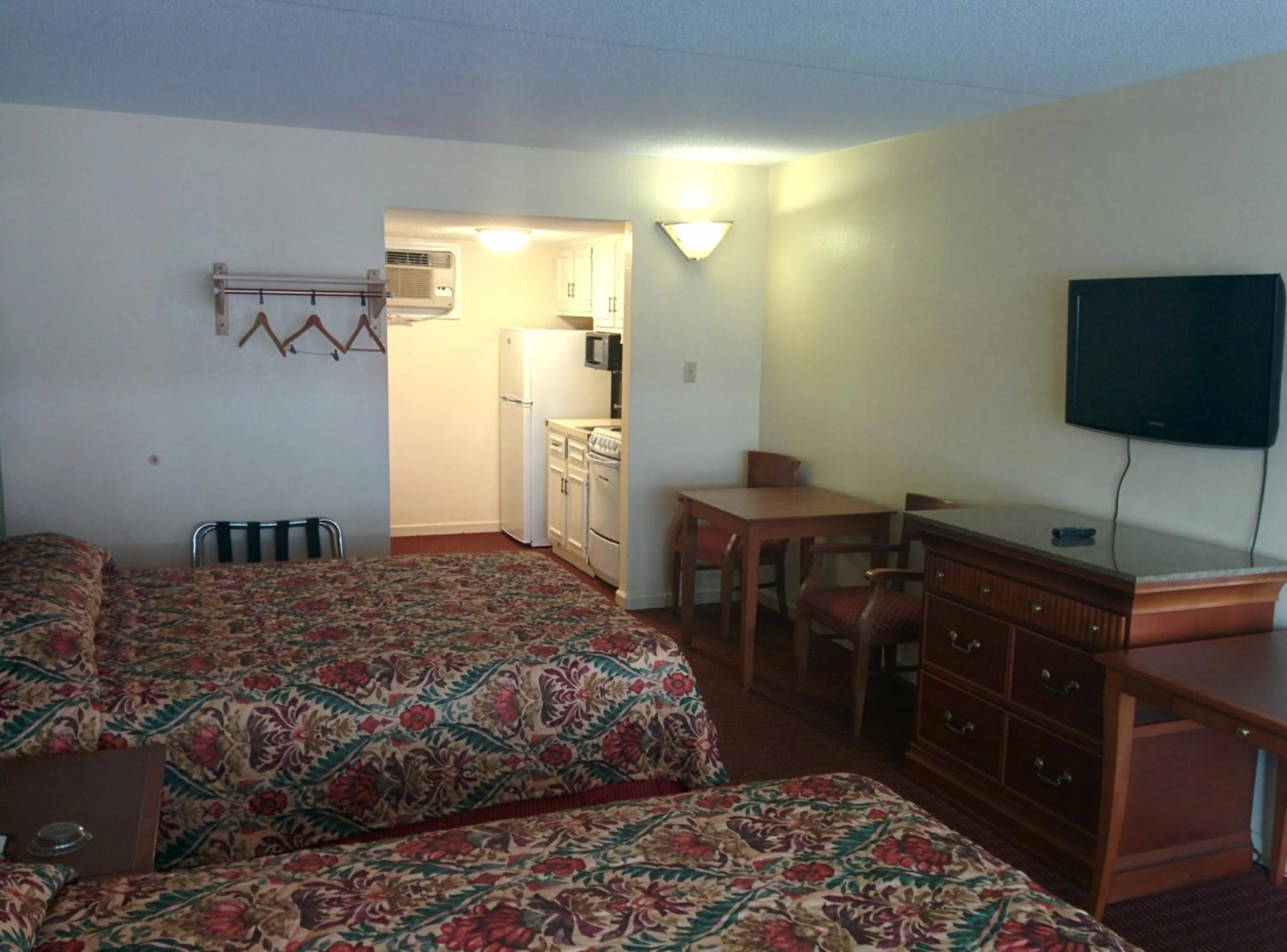 Photo of the whole room, Bed in Sea Dunes Oceanfront