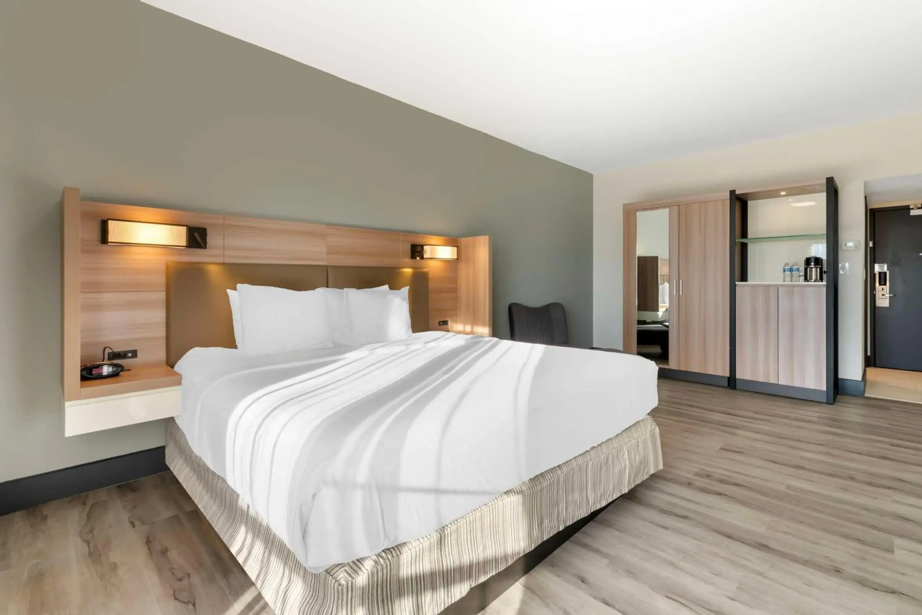 King Room with Balcony - Mobility Accessible/Non-Smoking in Best Western Plus Atlanta Airport East King Room with Balcony - Mobility Accessible/Non-Smoking in Best Western Plus Atlanta Airport East