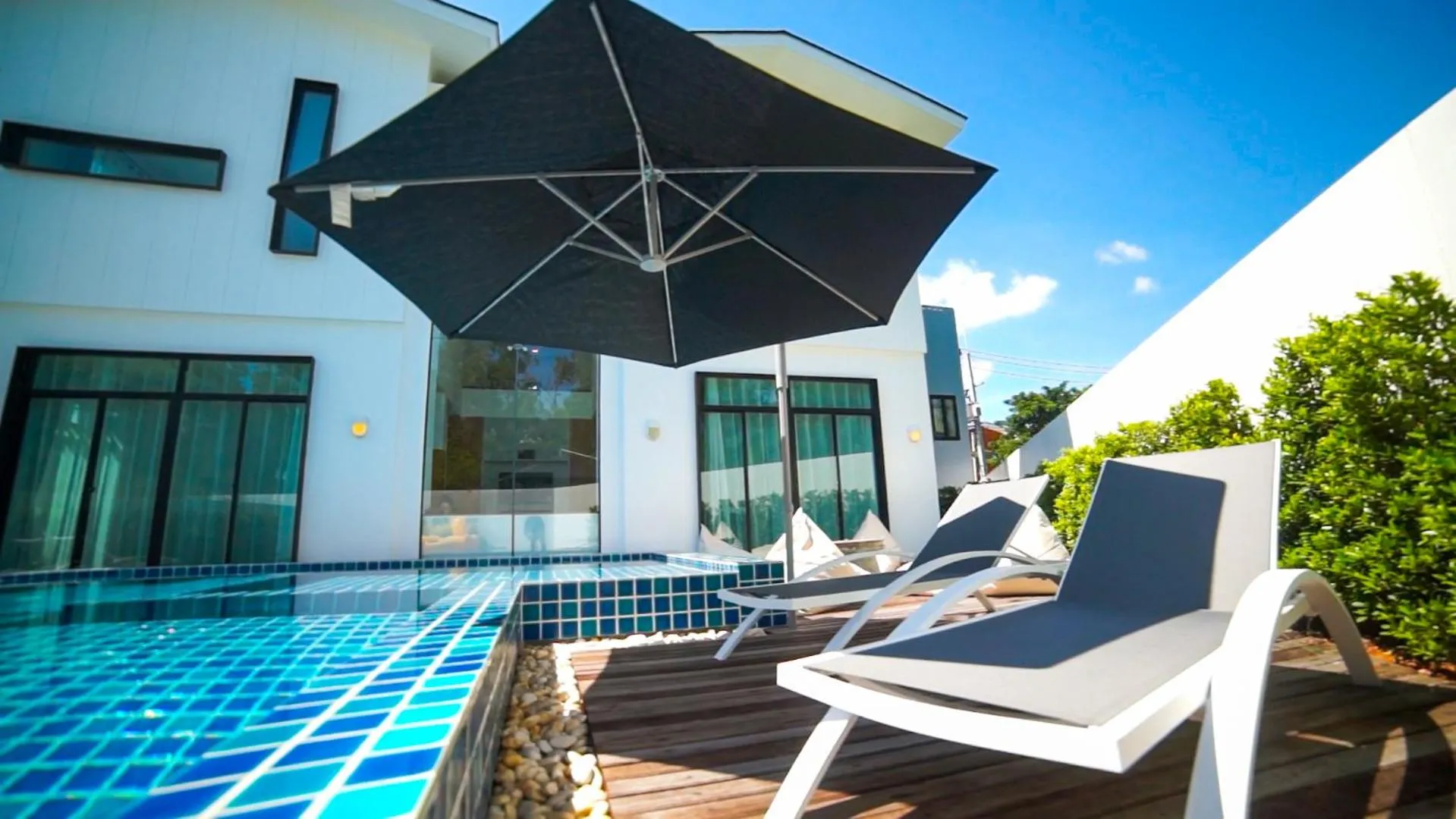 Swimming pool in Happy Family Villa