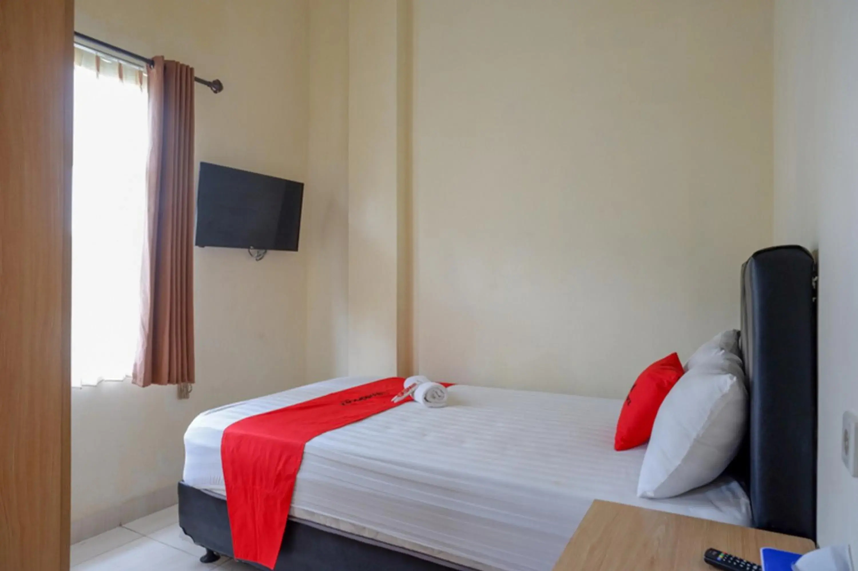 Bedroom, Bed in RedDoorz Syariah near Purwosari Train Station Bedroom, Bed in RedDoorz Syariah near Purwosari Train Station