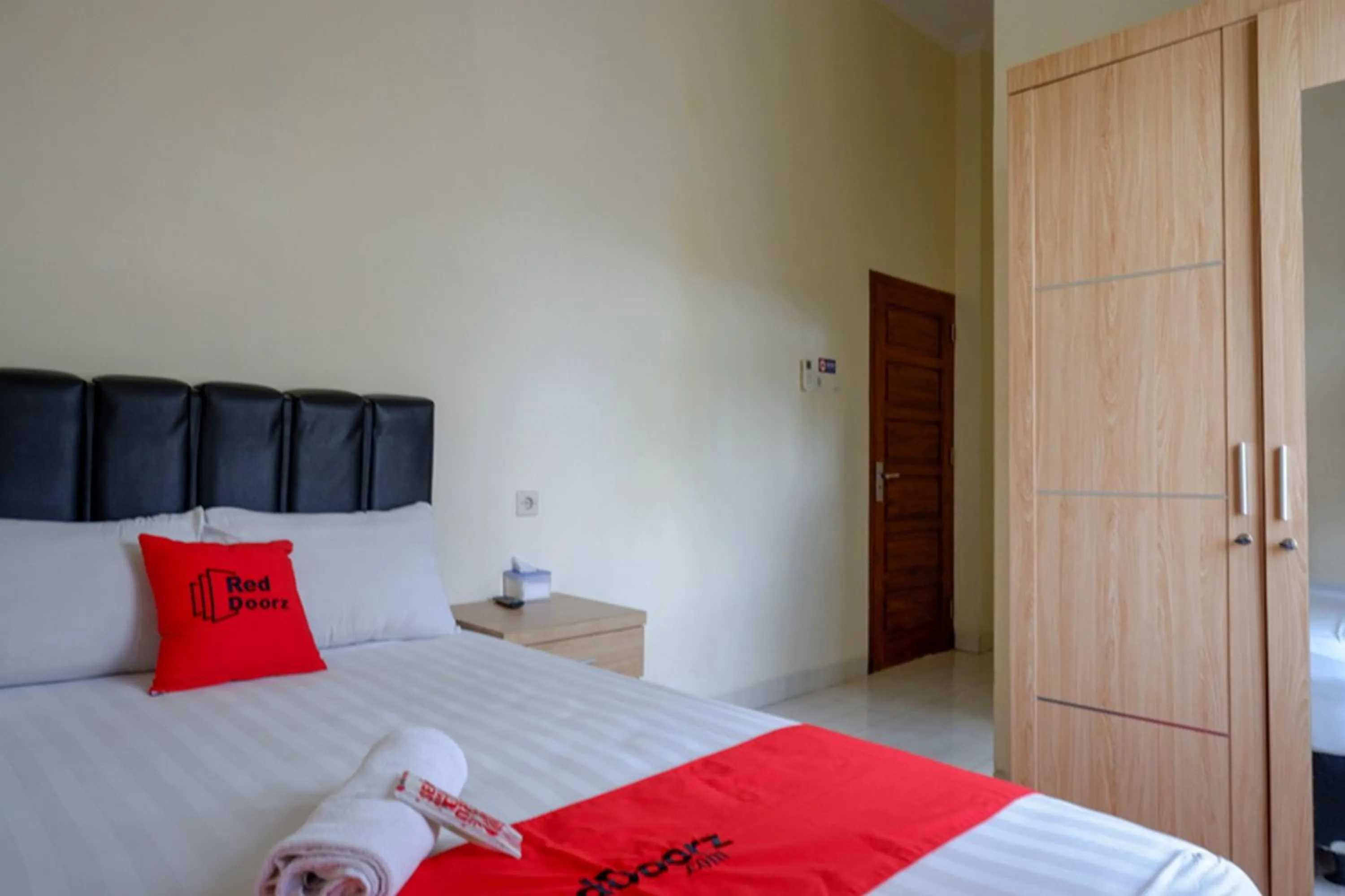Bedroom, Bed in RedDoorz Syariah near Purwosari Train Station