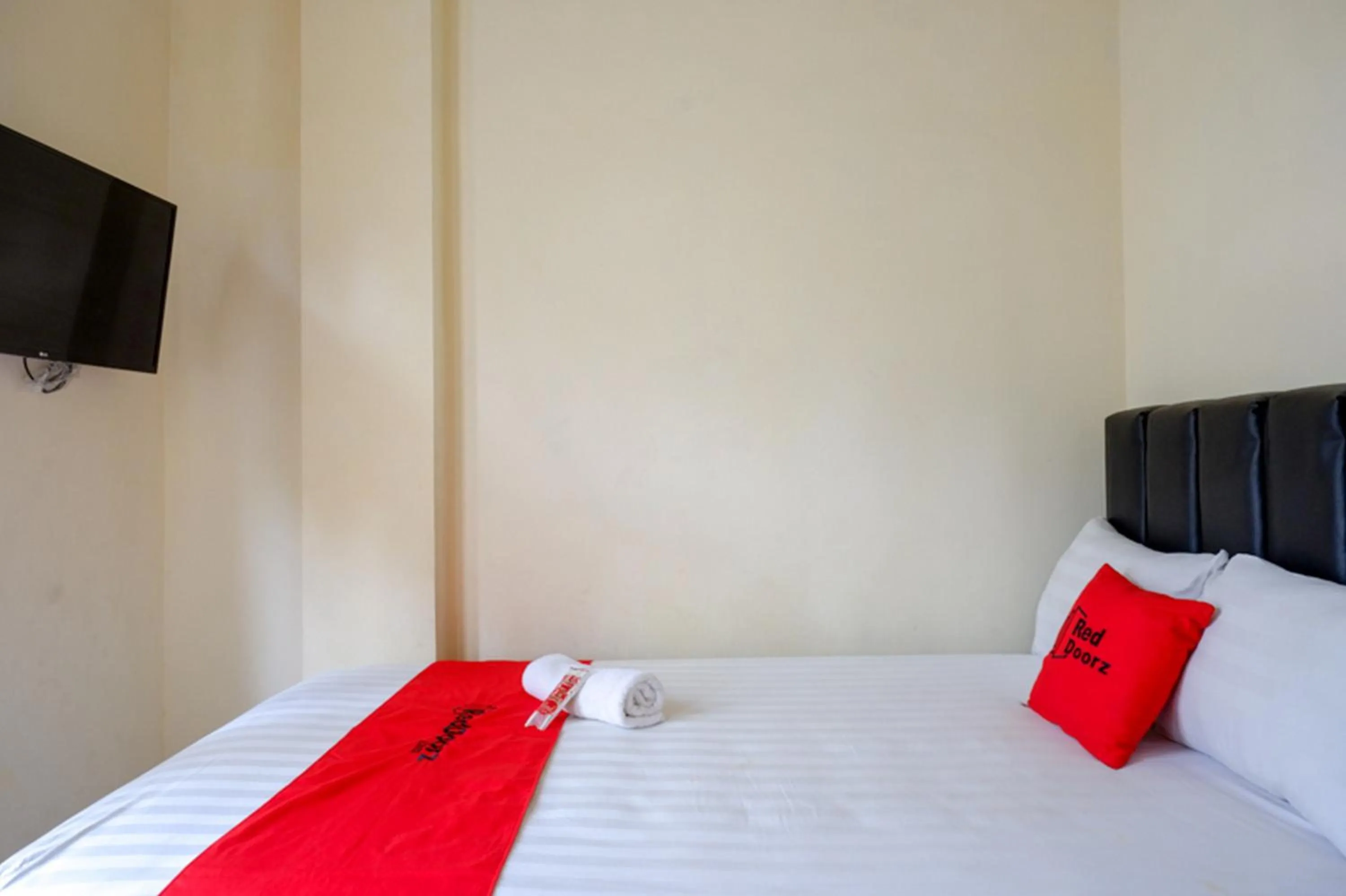 Bedroom, Bed in RedDoorz Syariah near Purwosari Train Station