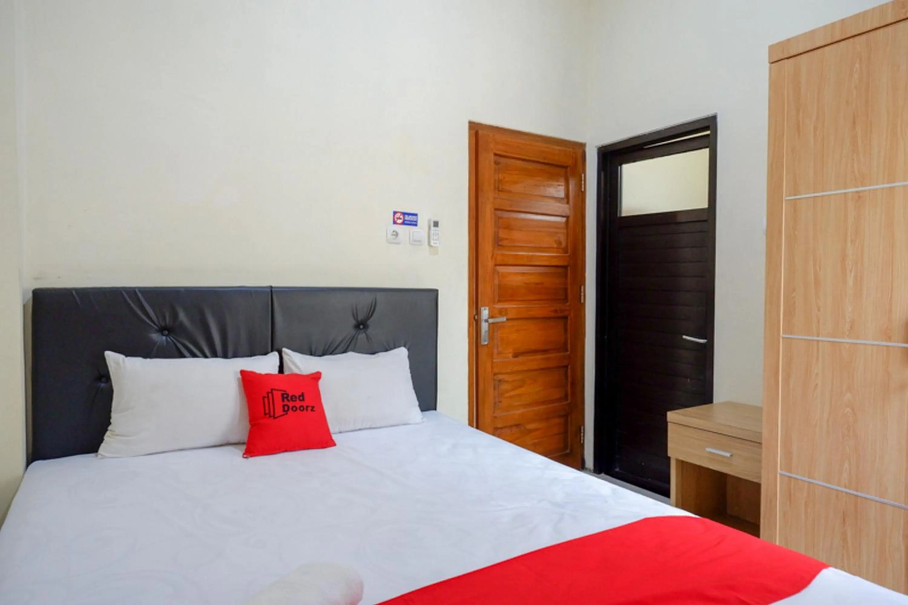 Bedroom, Bed in RedDoorz Syariah near Purwosari Train Station