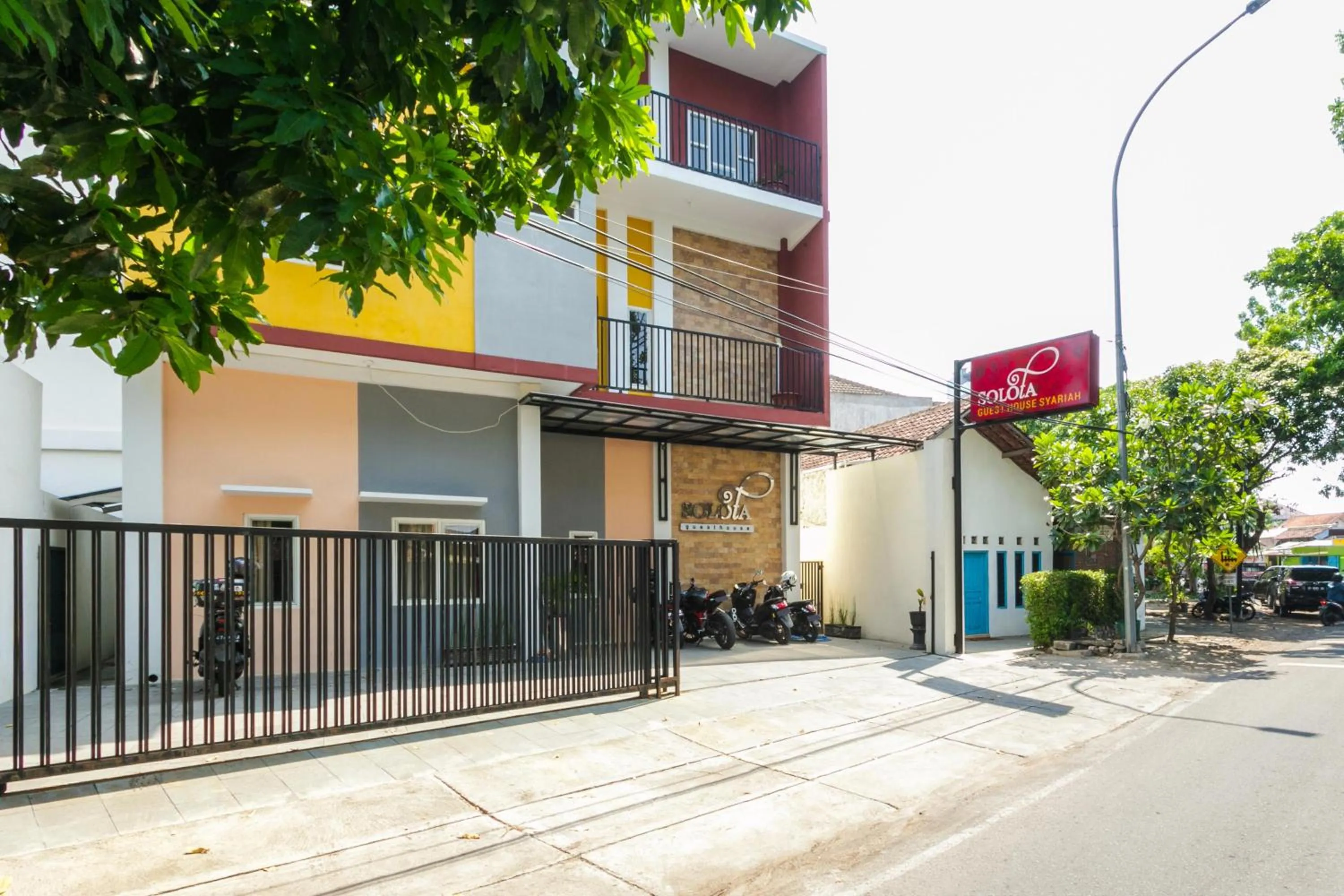 Property building in RedDoorz Syariah near Purwosari Train Station