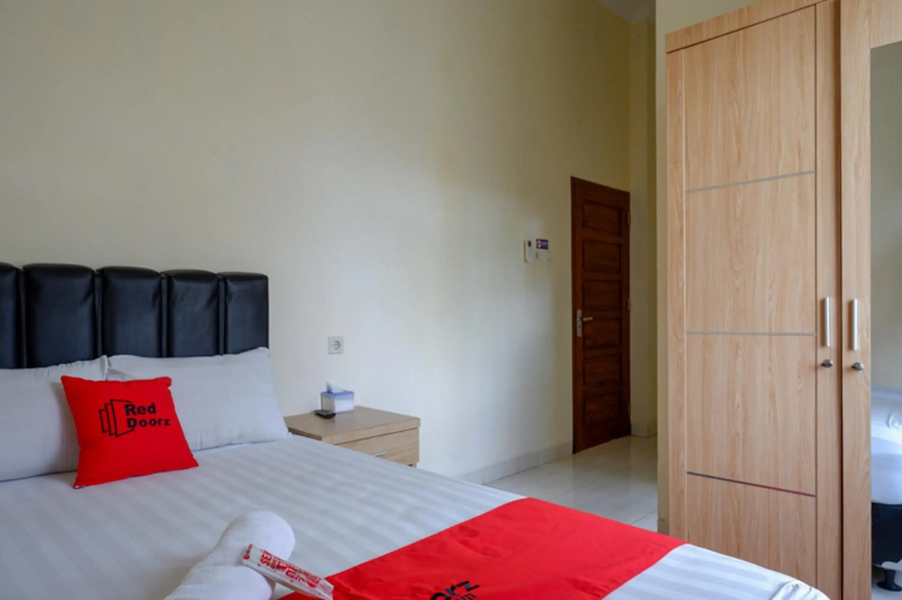 Bedroom, Bed in RedDoorz Syariah near Purwosari Train Station Bedroom, Bed in RedDoorz Syariah near Purwosari Train Station