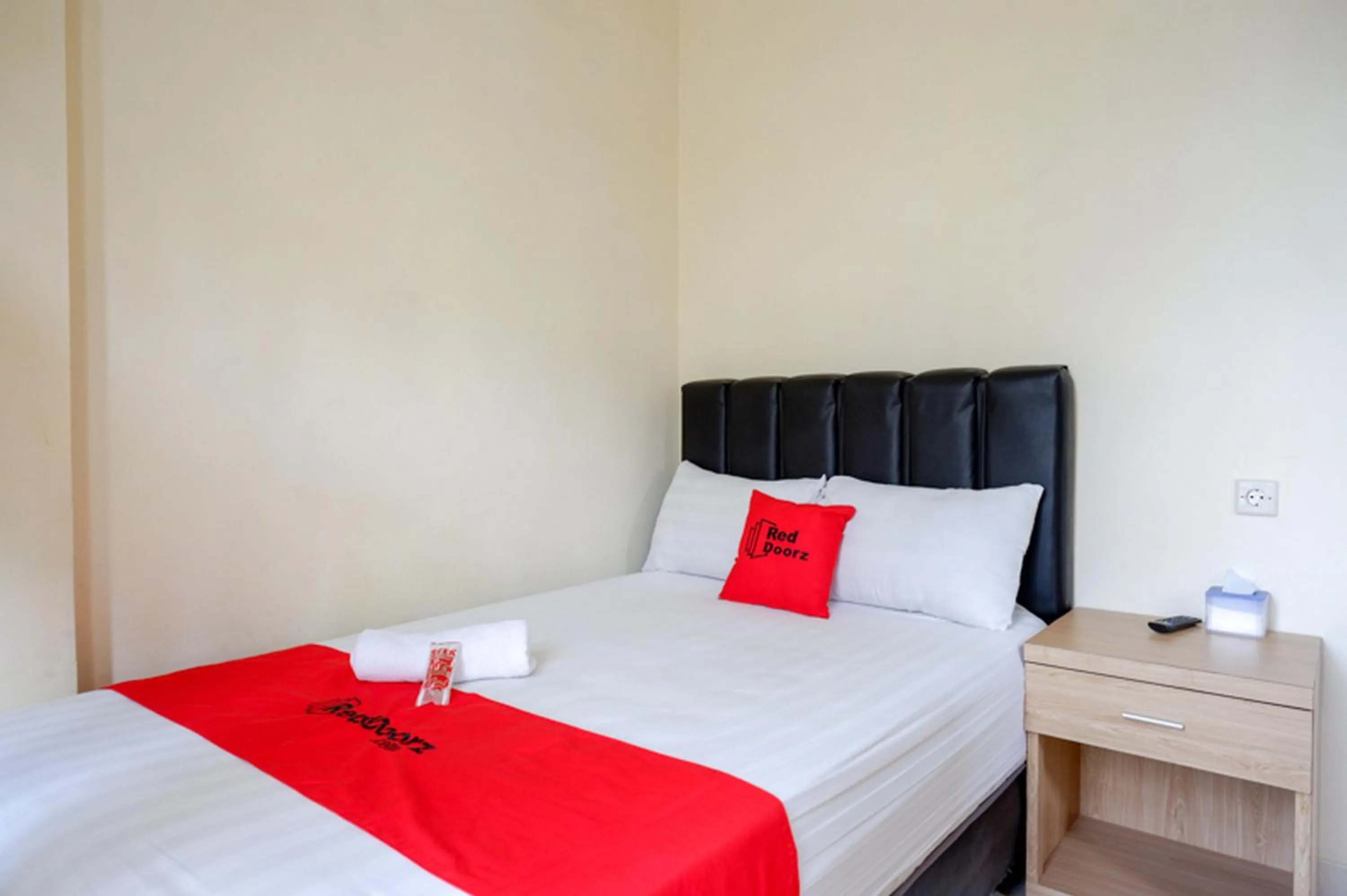 Bedroom, Bed in RedDoorz Syariah near Purwosari Train Station