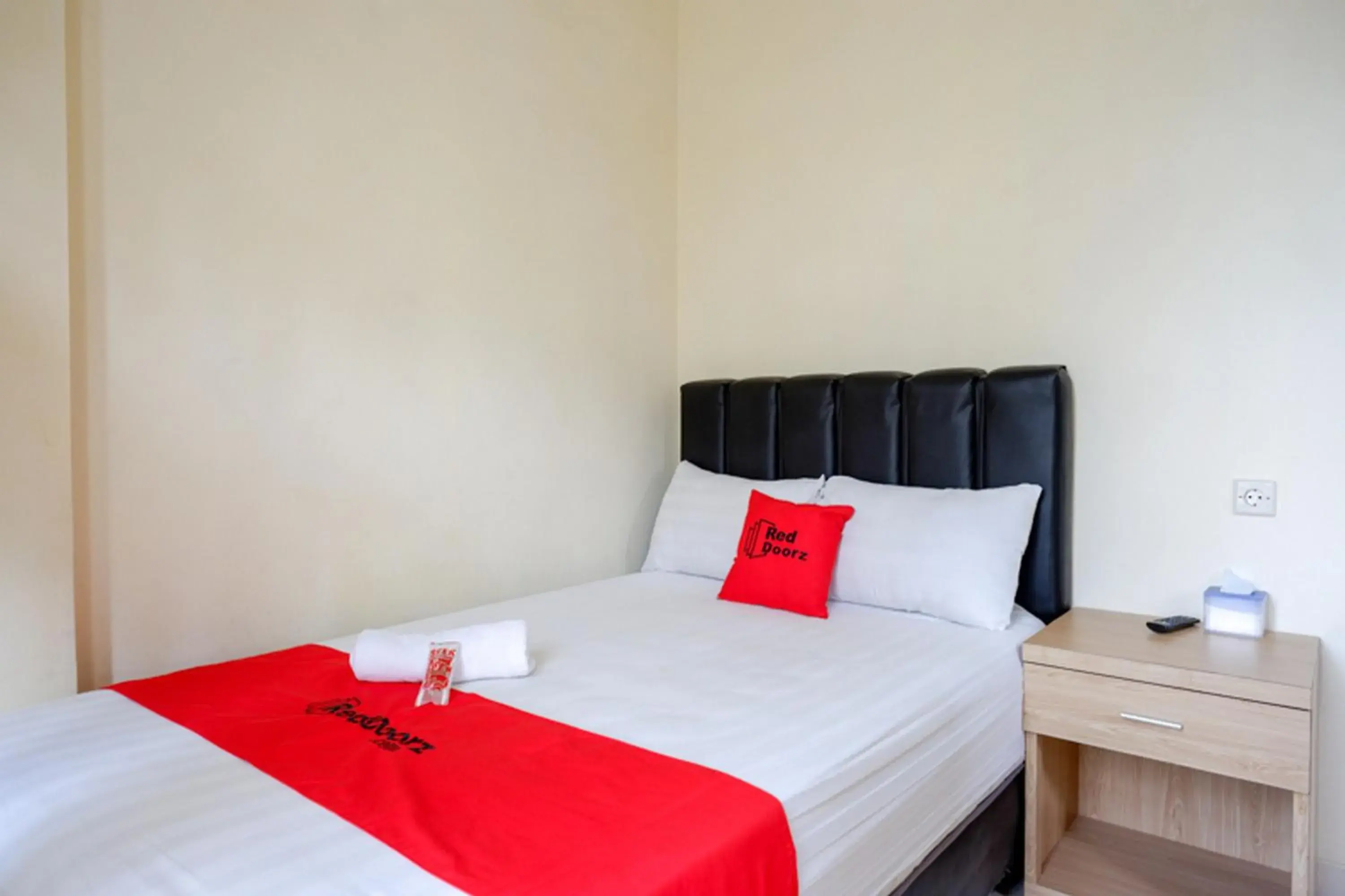 Bedroom, Bed in RedDoorz Syariah near Purwosari Train Station Bedroom, Bed in RedDoorz Syariah near Purwosari Train Station