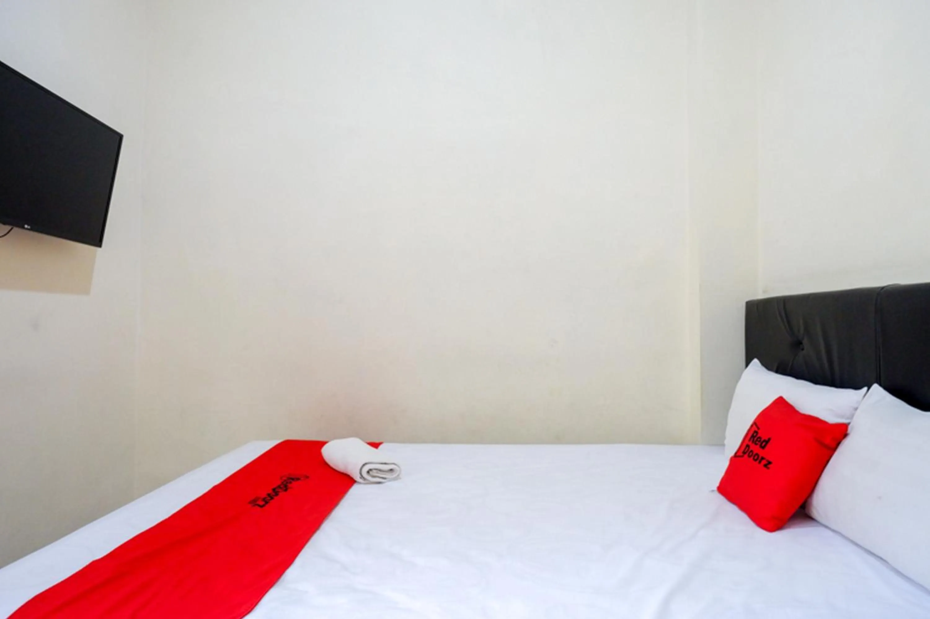 Bedroom, Bed in RedDoorz Syariah near Purwosari Train Station