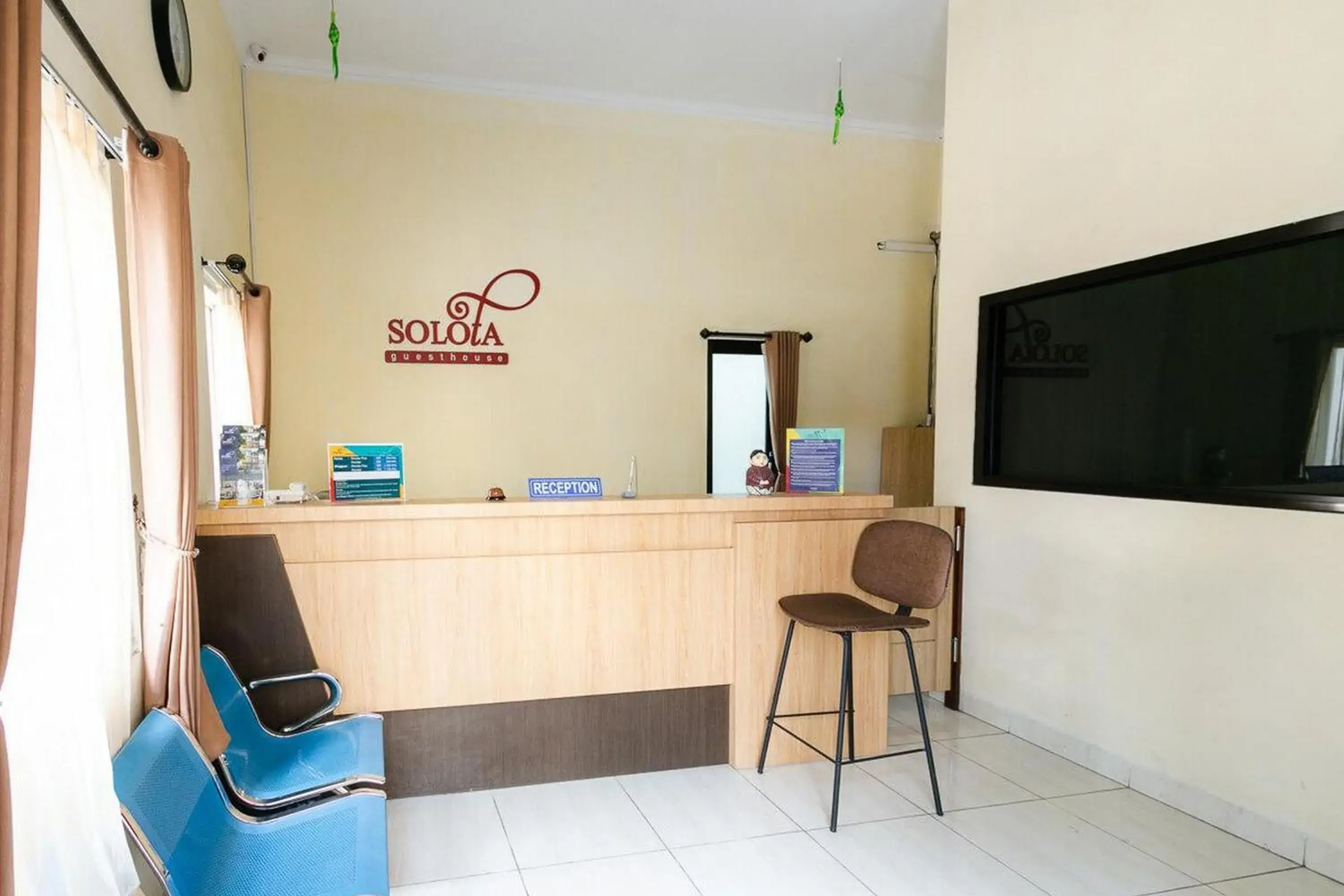 Lobby or reception in RedDoorz Syariah near Purwosari Train Station Lobby or reception in RedDoorz Syariah near Purwosari Train Station