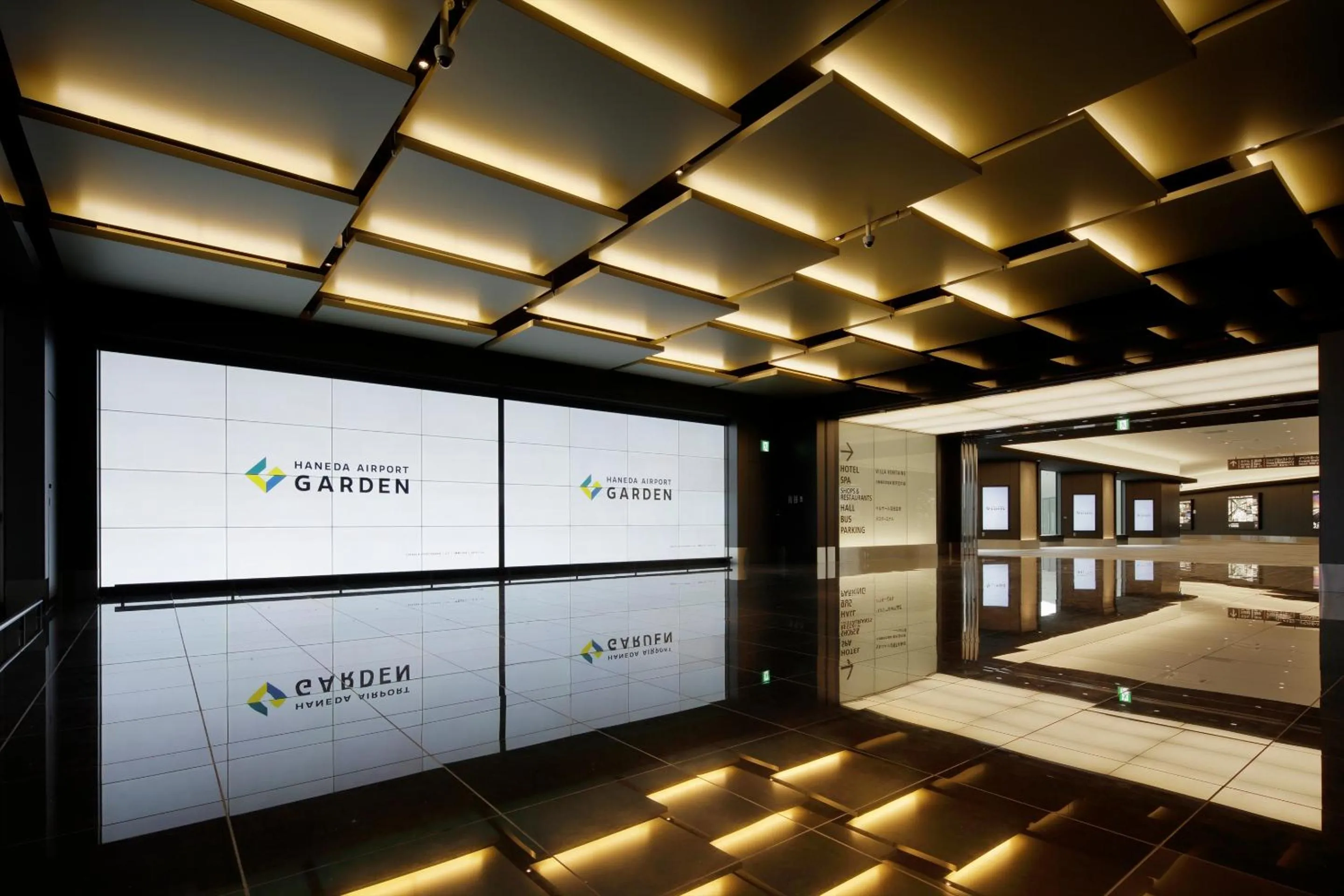 Shopping Area, Bed in Villa Fontaine Premier Haneda Airport