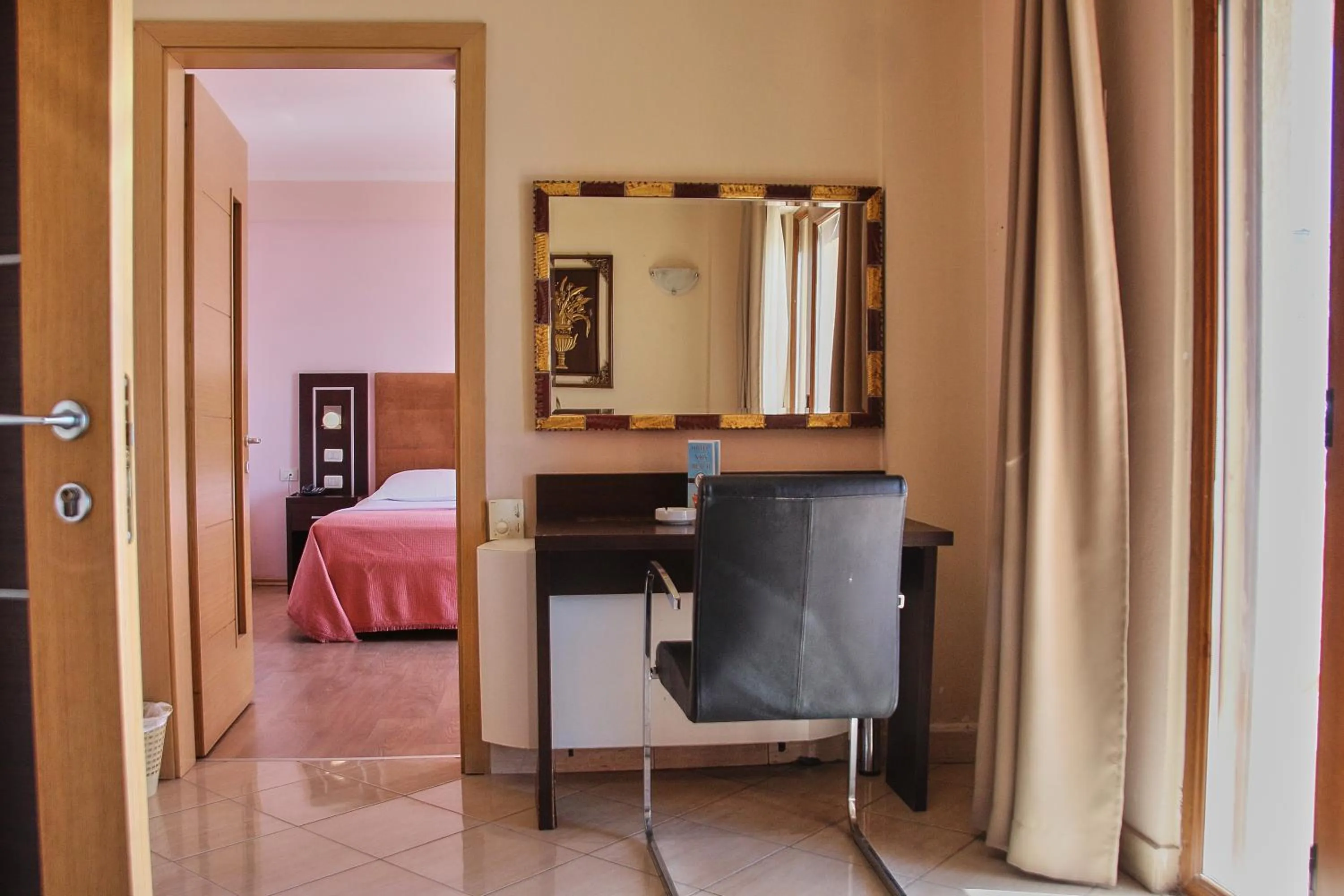 Shower, Bed in Hotel Nais Beach