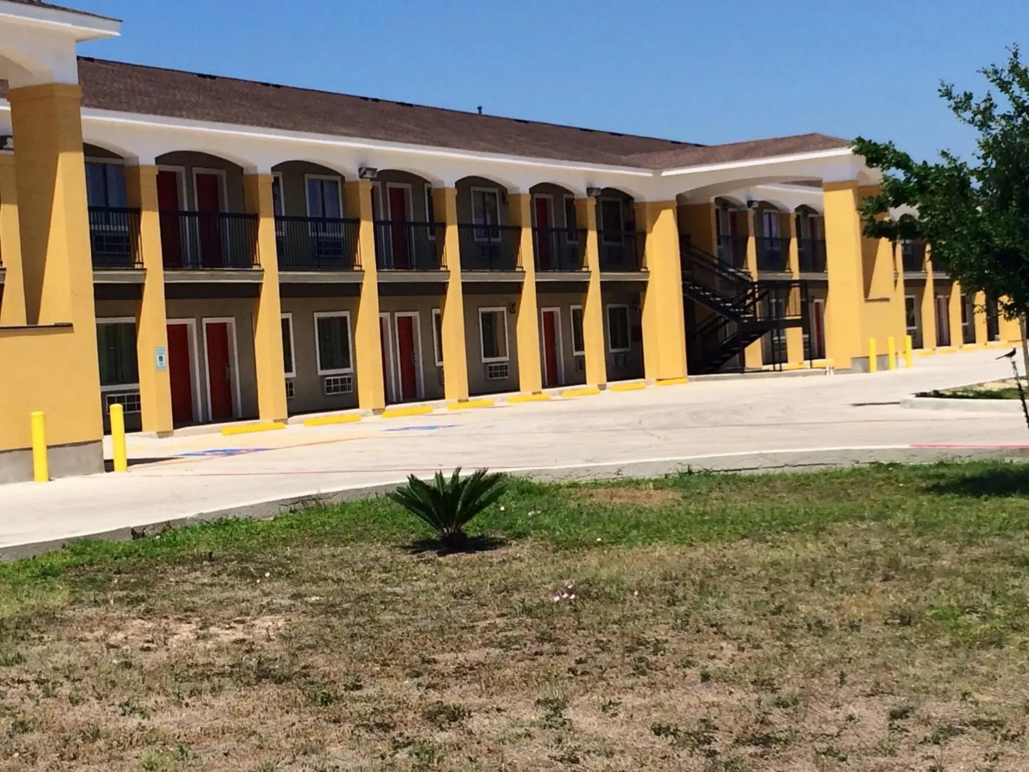 Property building in Super 8 by Wyndham San Antonio Near Fort Sam Houston Property building in Super 8 by Wyndham San Antonio Near Fort Sam Houston