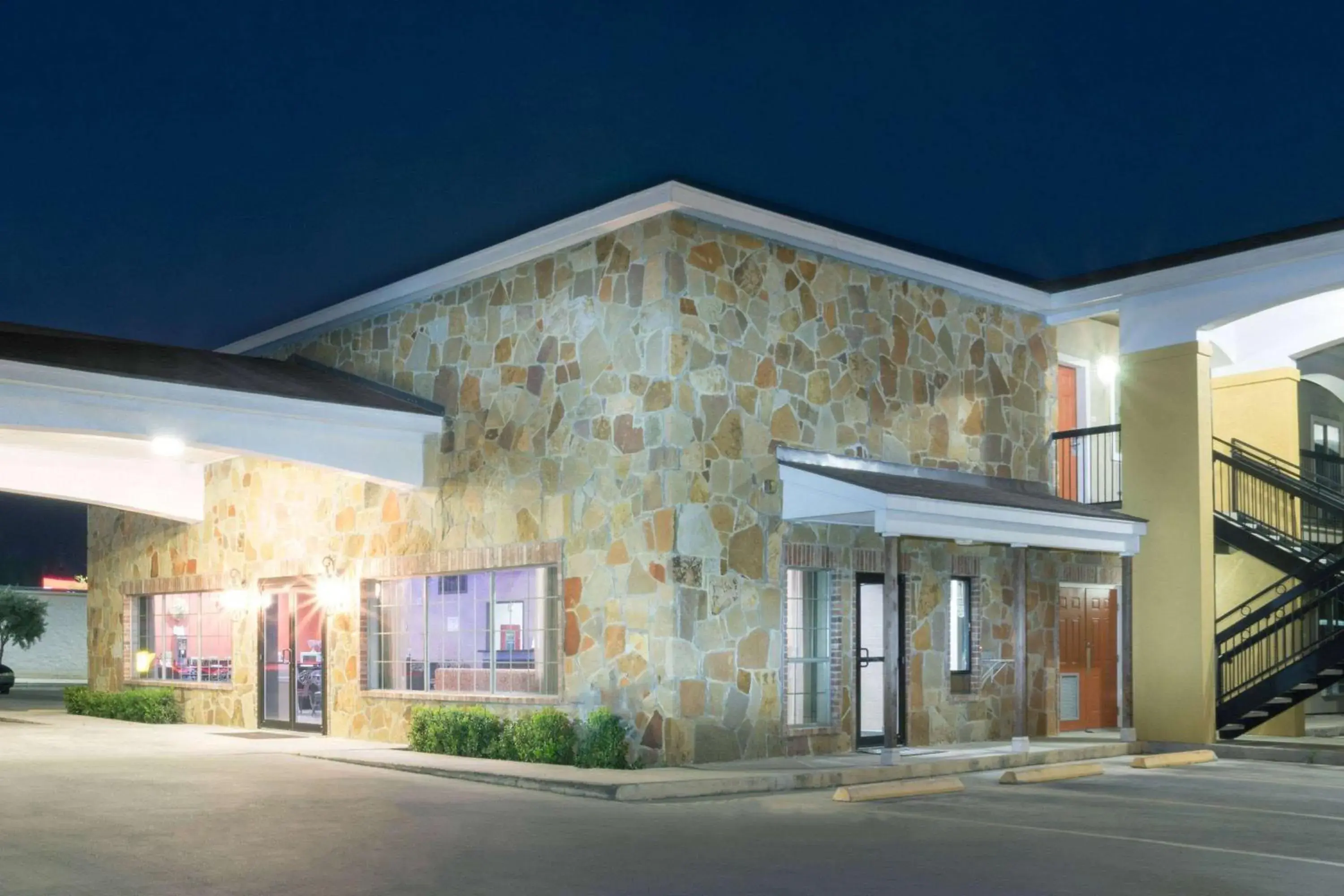 Property building in Super 8 by Wyndham San Antonio Near Fort Sam Houston Property building in Super 8 by Wyndham San Antonio Near Fort Sam Houston