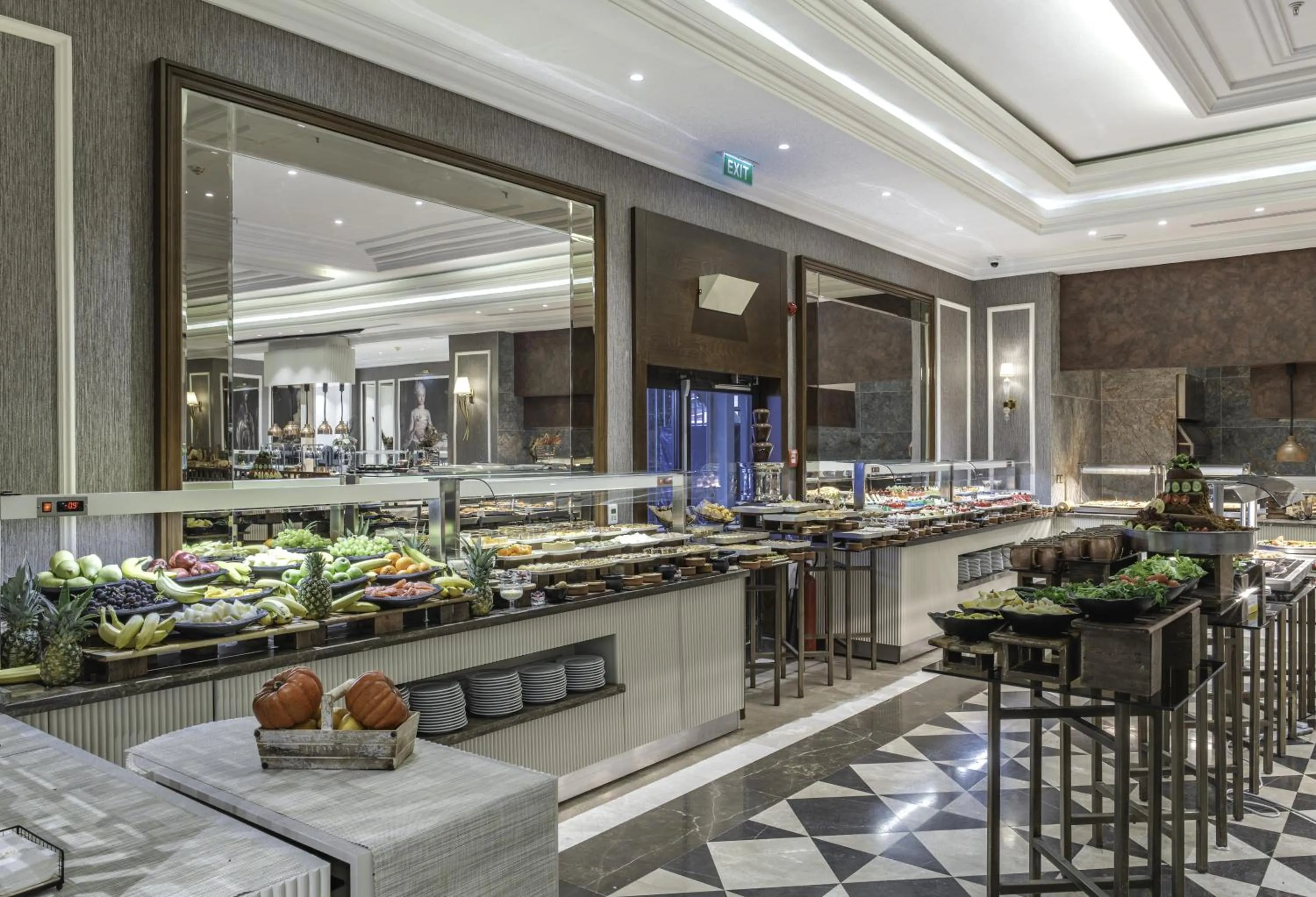 Restaurant/places to eat in Lords Palace Hotel SPA Casino