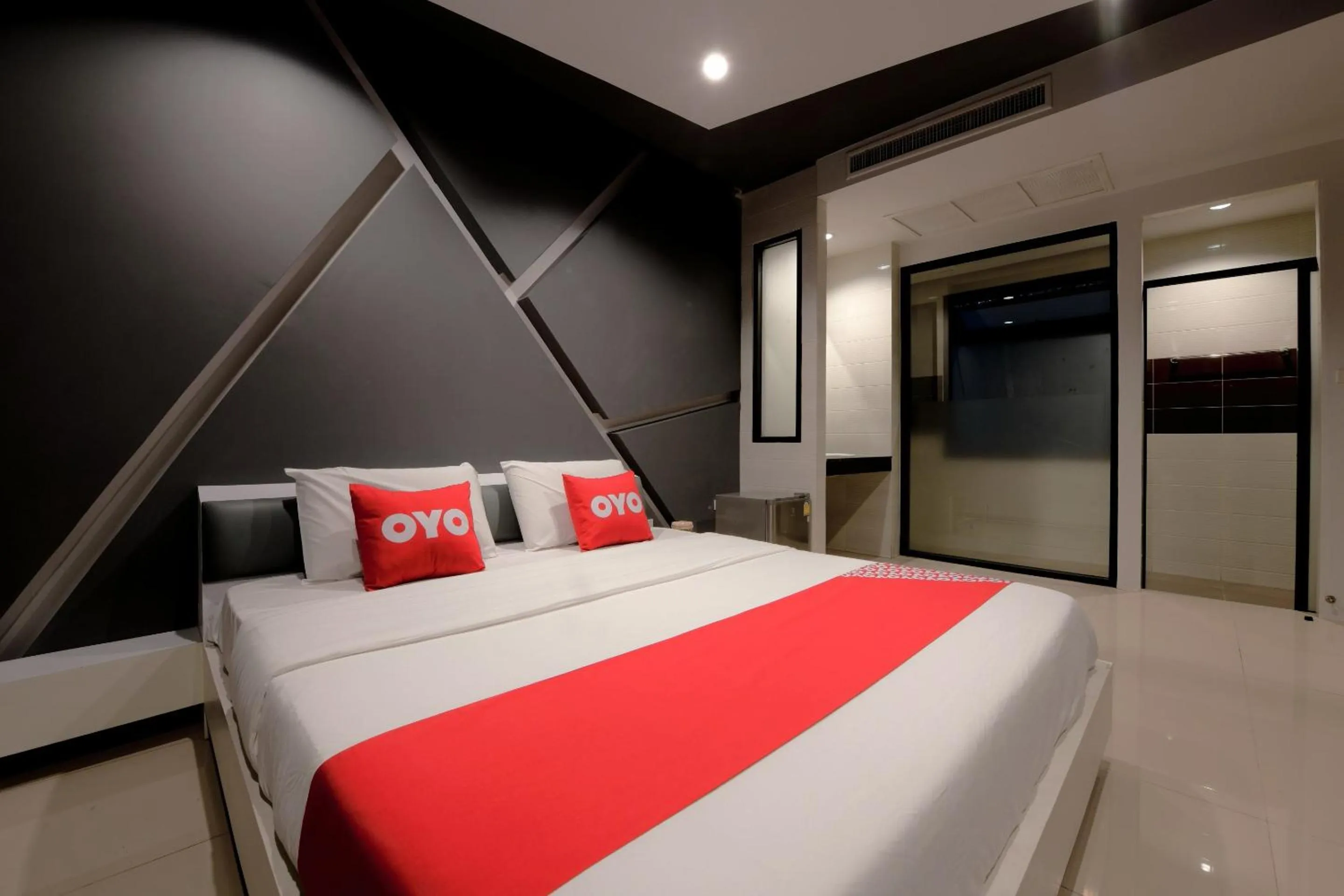 Bedroom, Bed in Sriracha Hotel And Spa