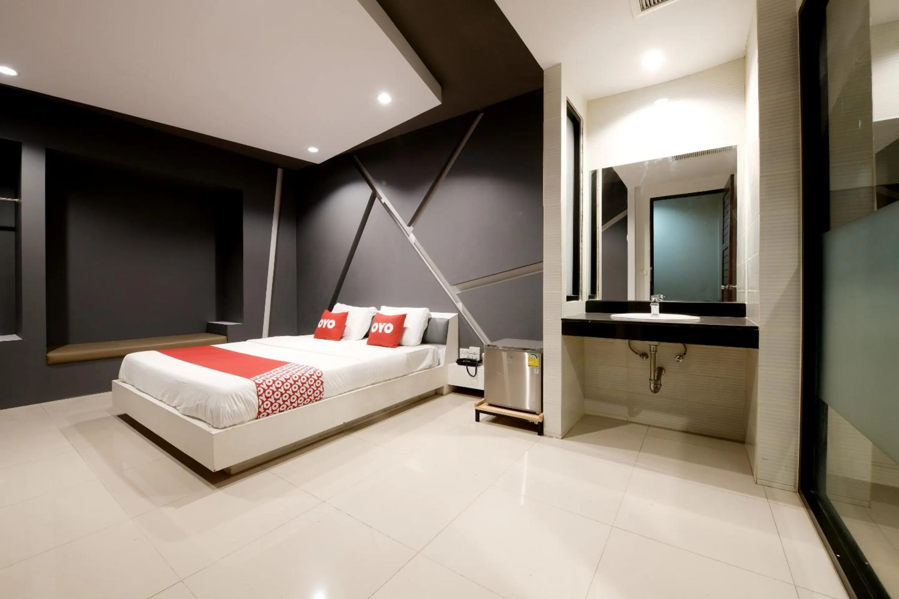 Bedroom, Bed in Sriracha Hotel And Spa