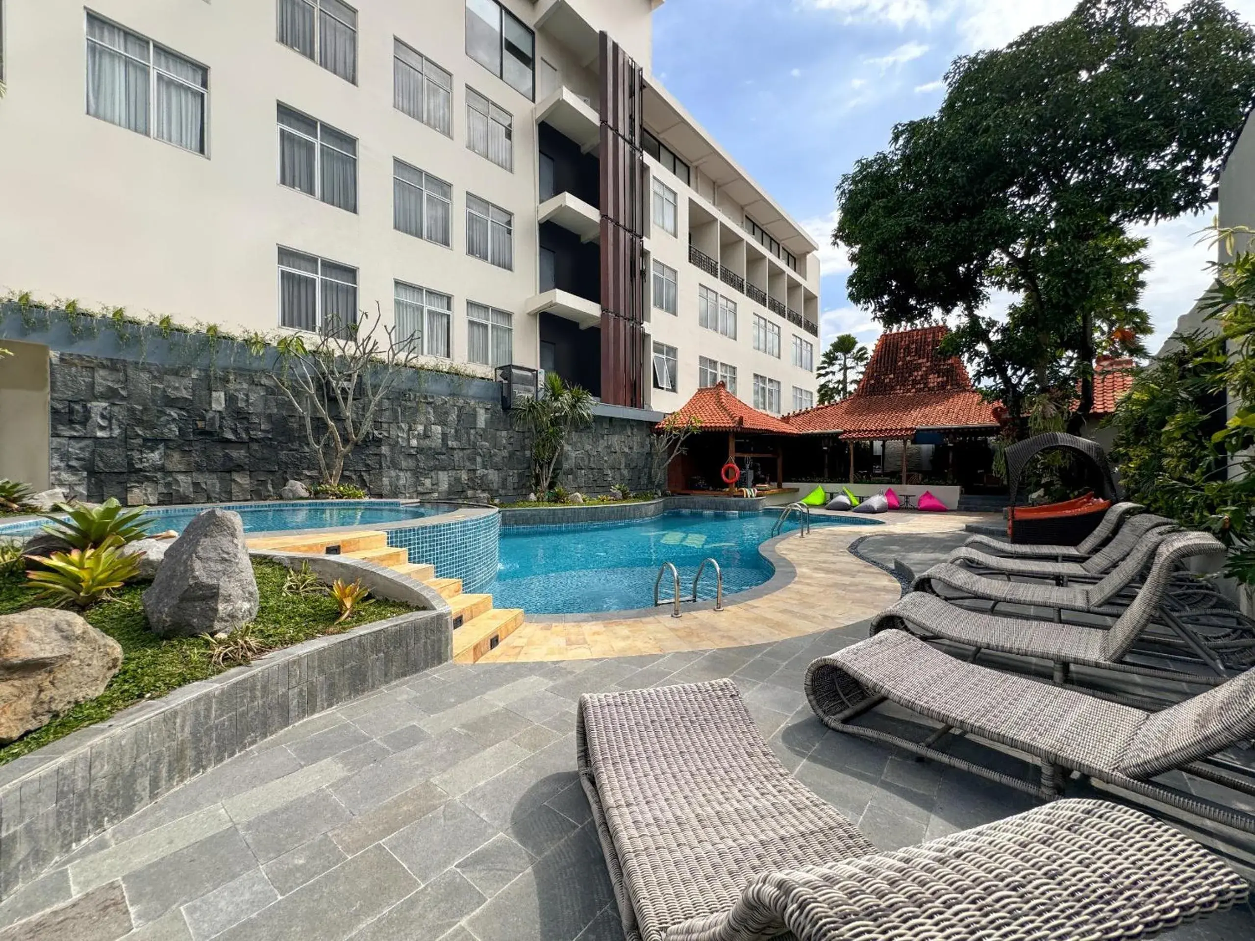 Swimming pool in Aveon Hotel Yogyakarta by Daphna Management Swimming pool in Aveon Hotel Yogyakarta by Daphna Management