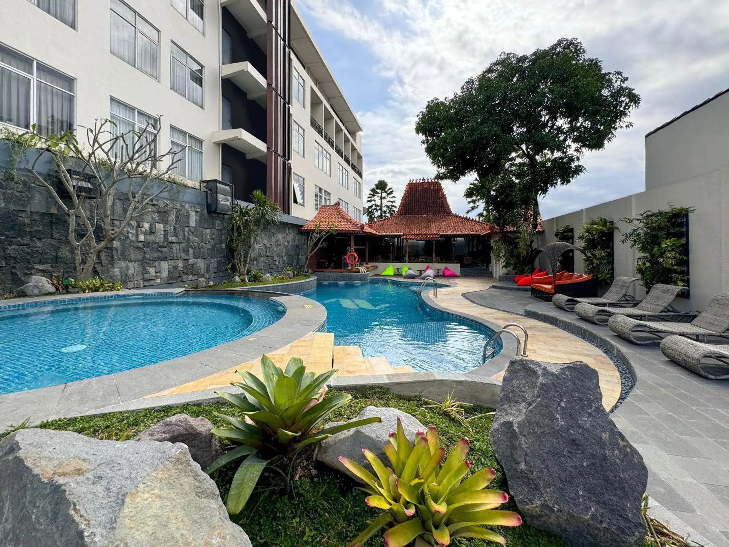 Swimming pool in Aveon Hotel Yogyakarta by Daphna Management Swimming pool in Aveon Hotel Yogyakarta by Daphna Management