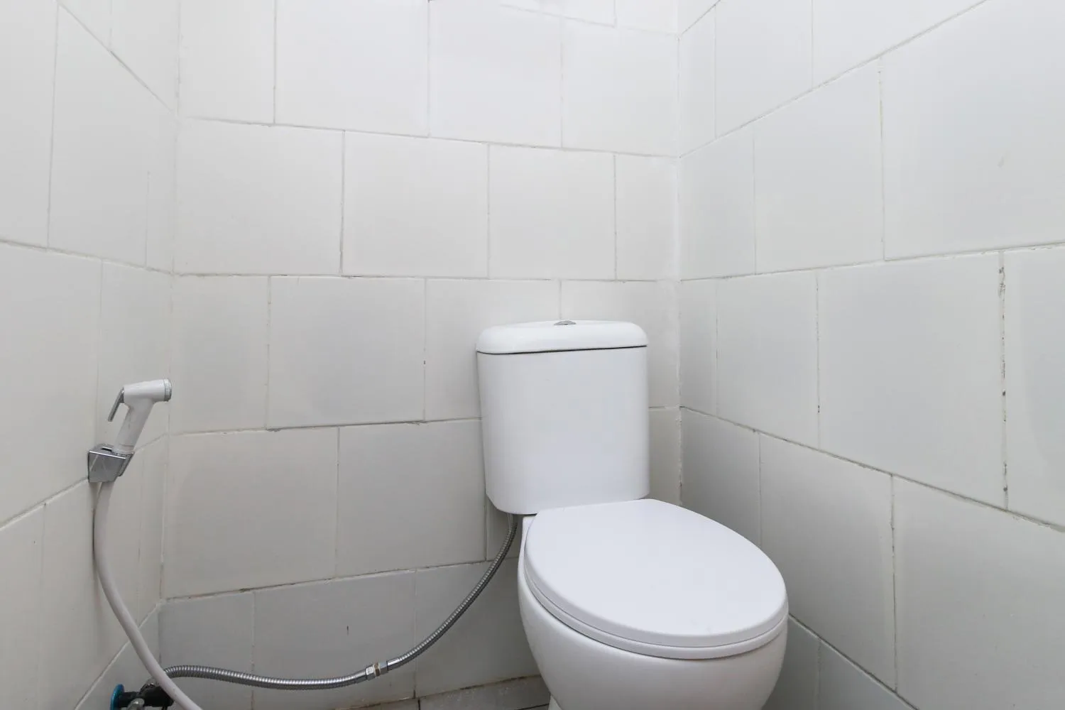 Bathroom in RedDoorz near Riau Junction Mall 2