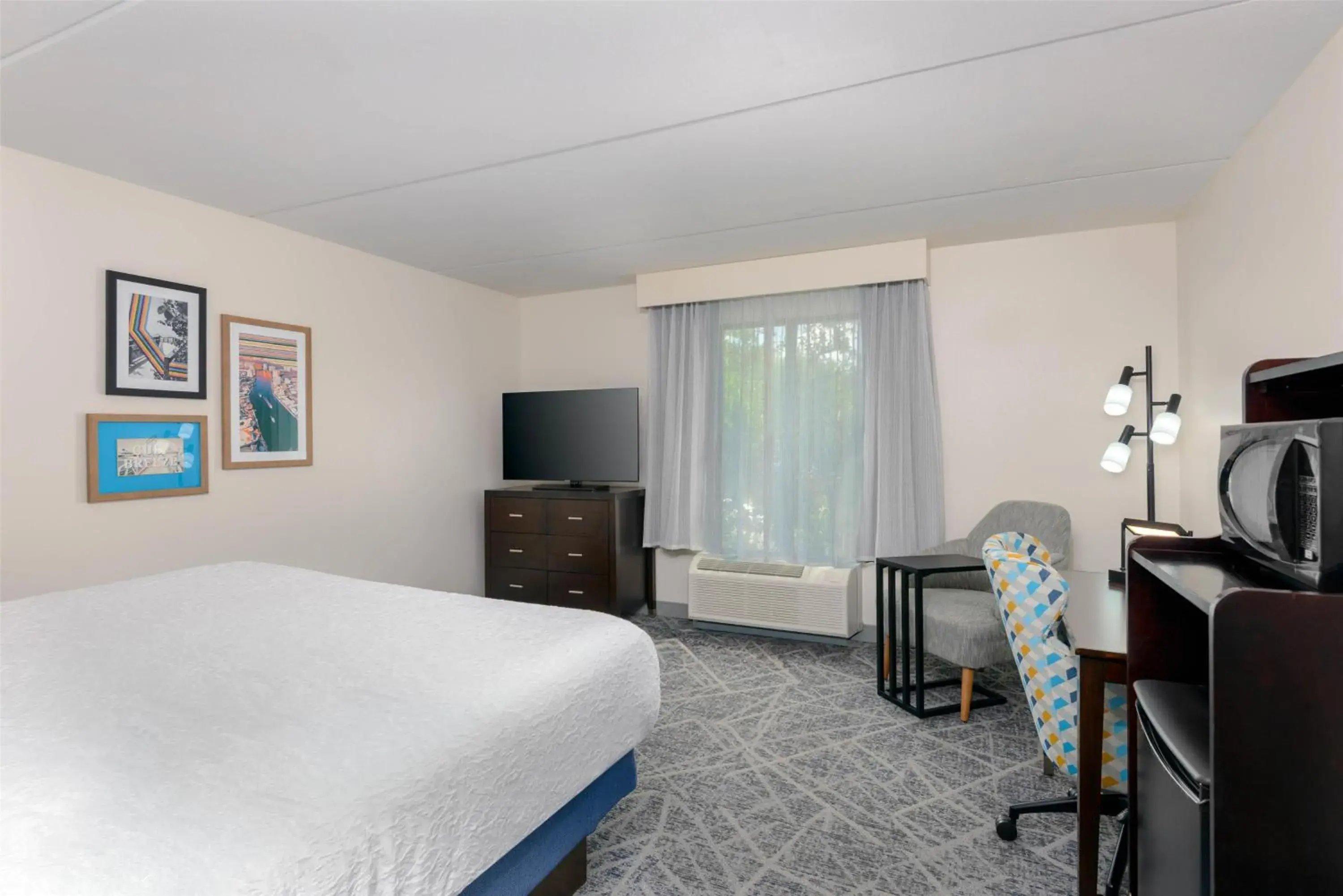 Bed in Hampton Inn & Suites Pensacola/Gulf Breeze Bed in Hampton Inn & Suites Pensacola/Gulf Breeze