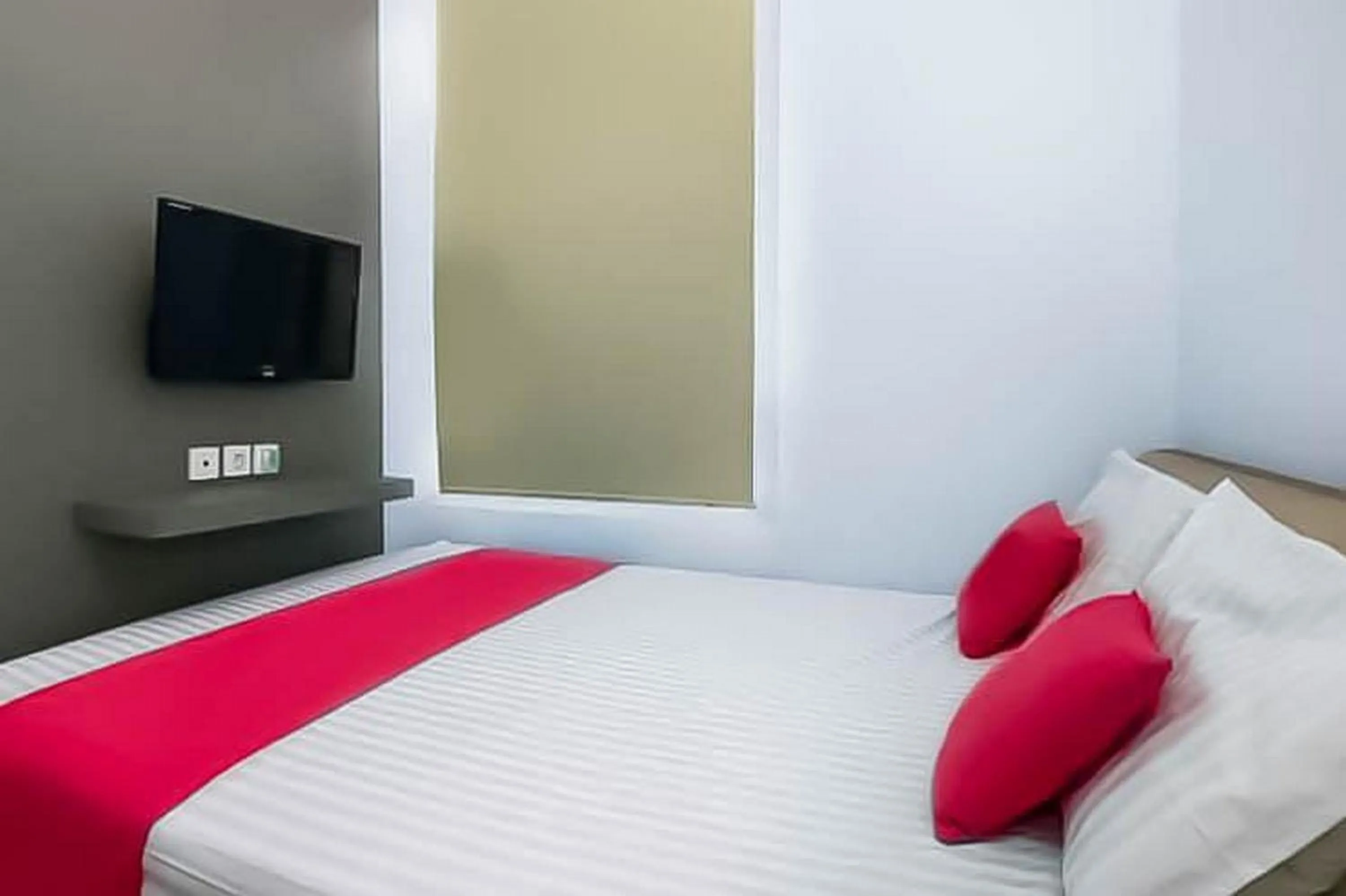 Bedroom, Bed in RedDoorz Near Stasiun Lawang