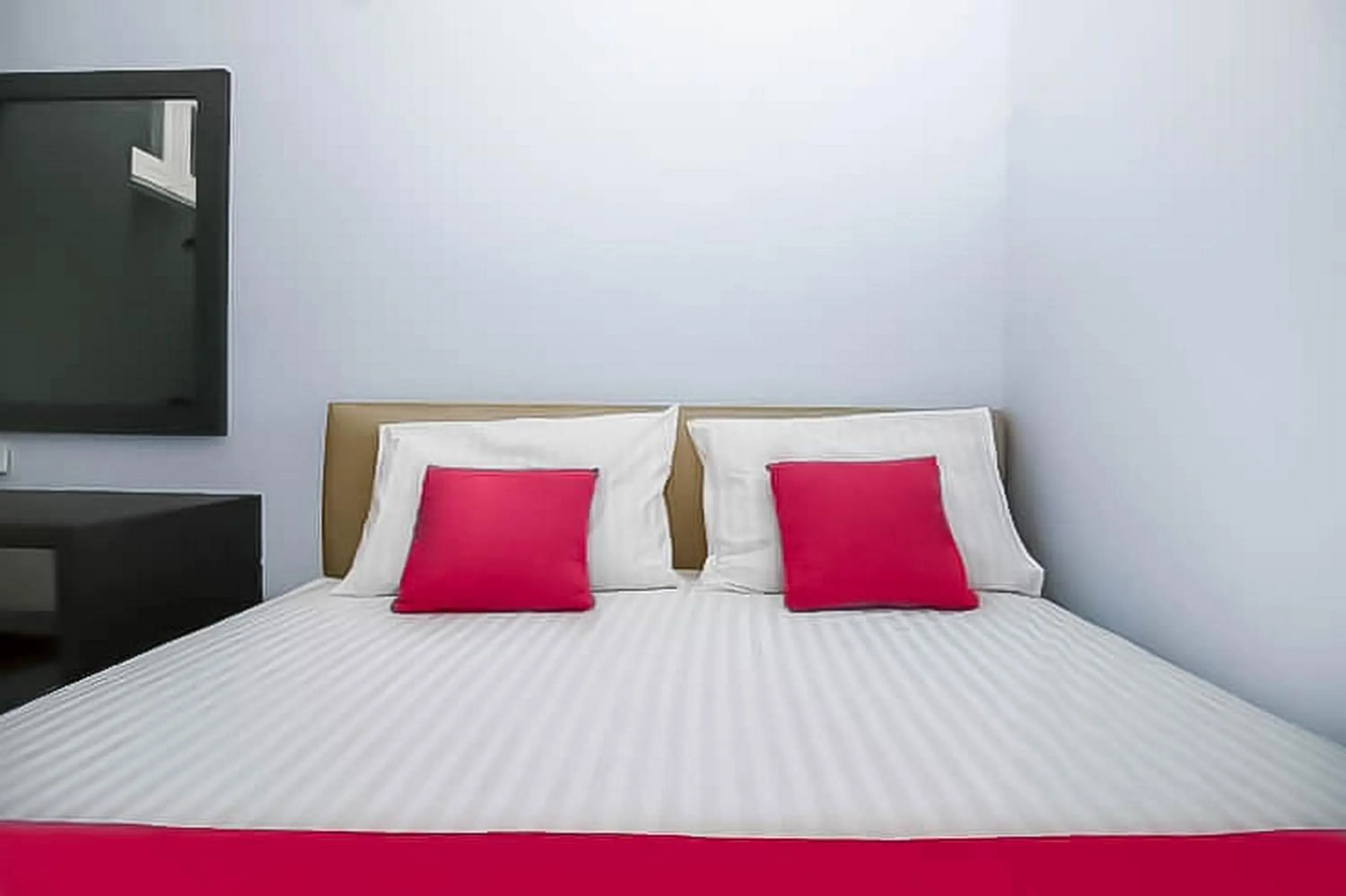 Bed in RedDoorz Near Stasiun Lawang