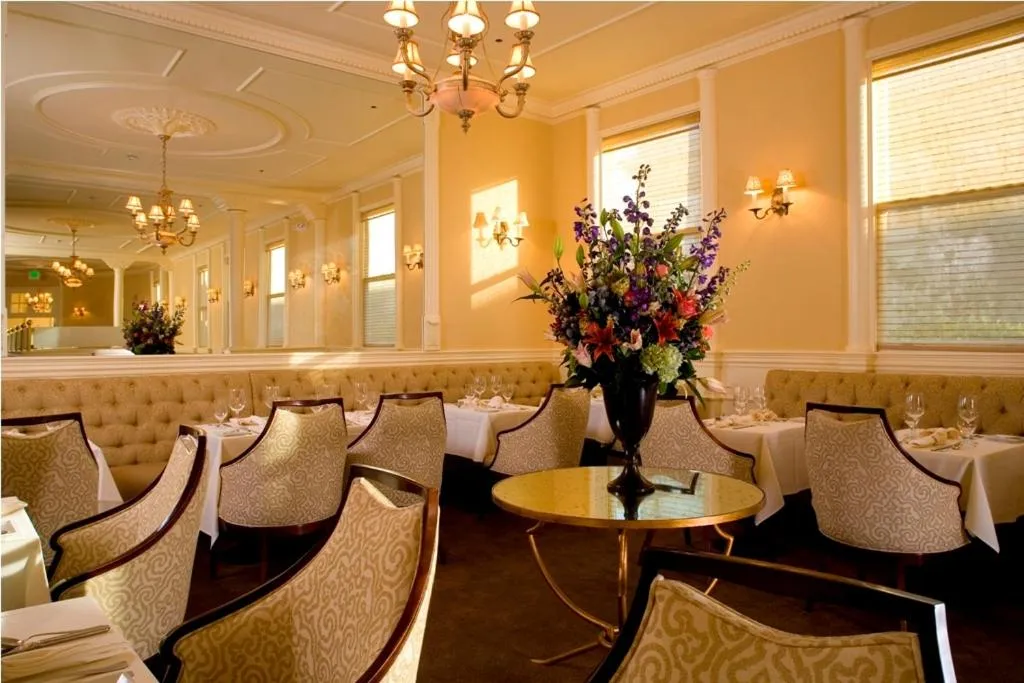 Restaurant/places to eat in Hotel Majestic