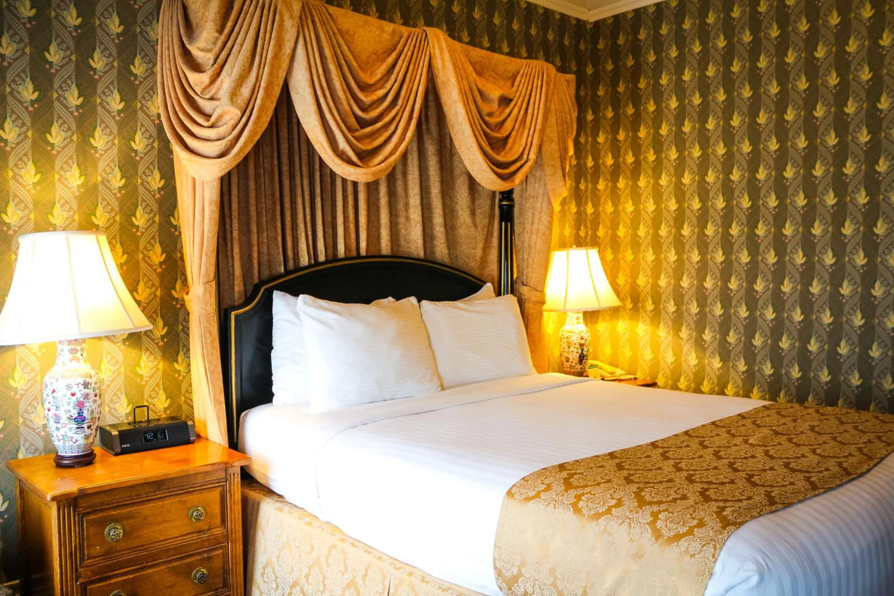 Bedroom, Bed in Hotel Majestic