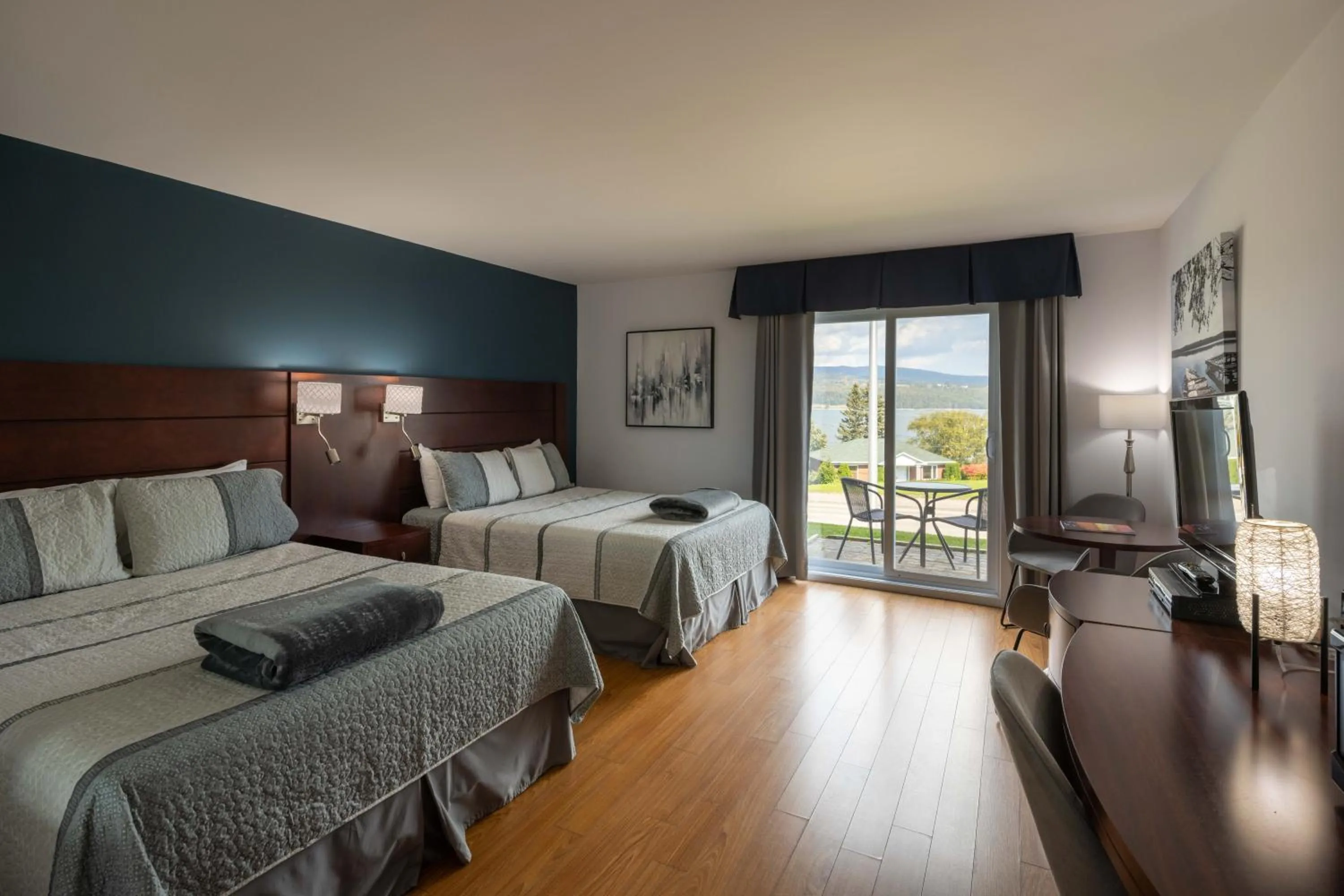 Photo of the whole room, Bed in Motel le Point de Vue