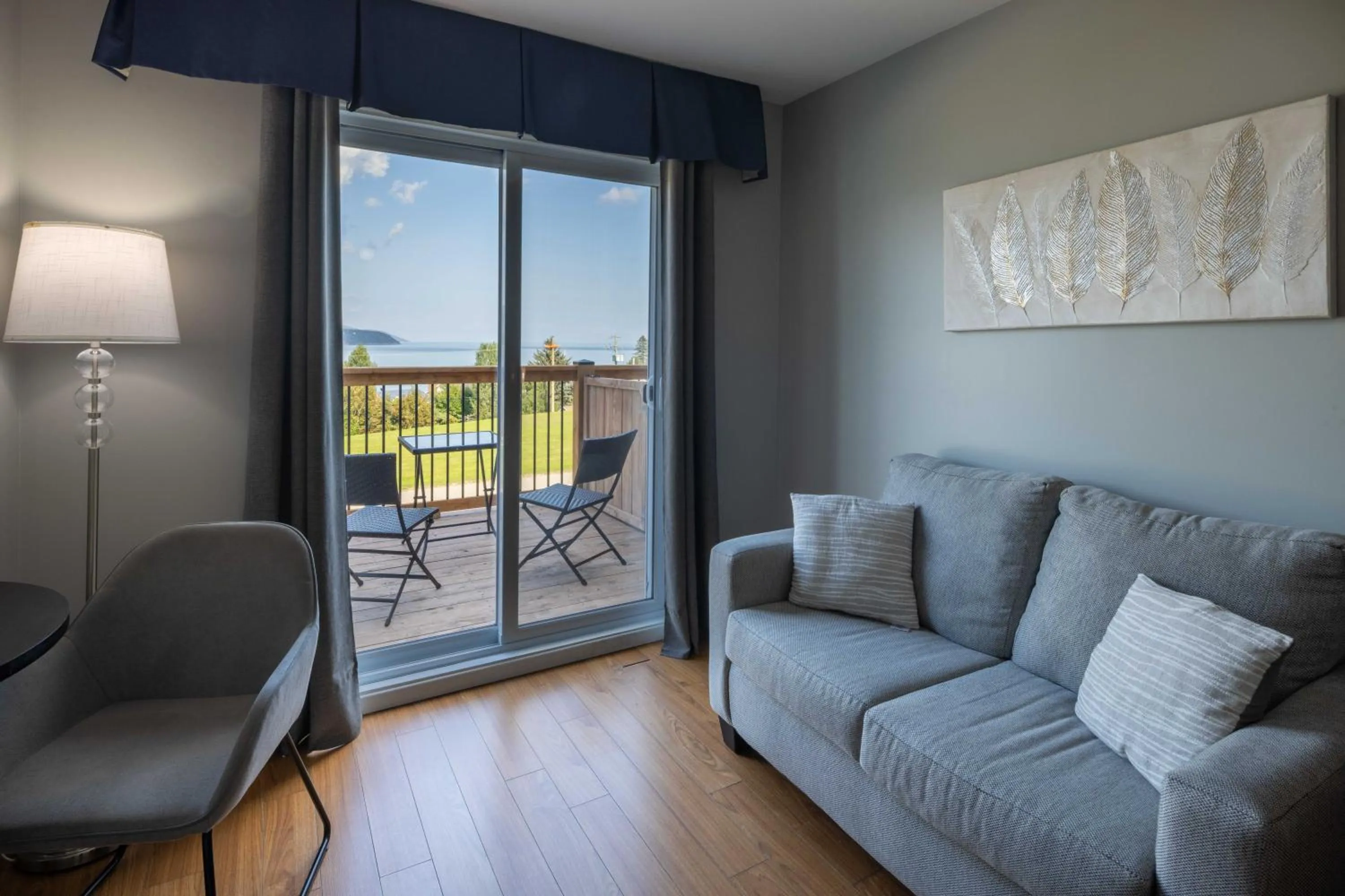 Patio in Motel le Point de Vue