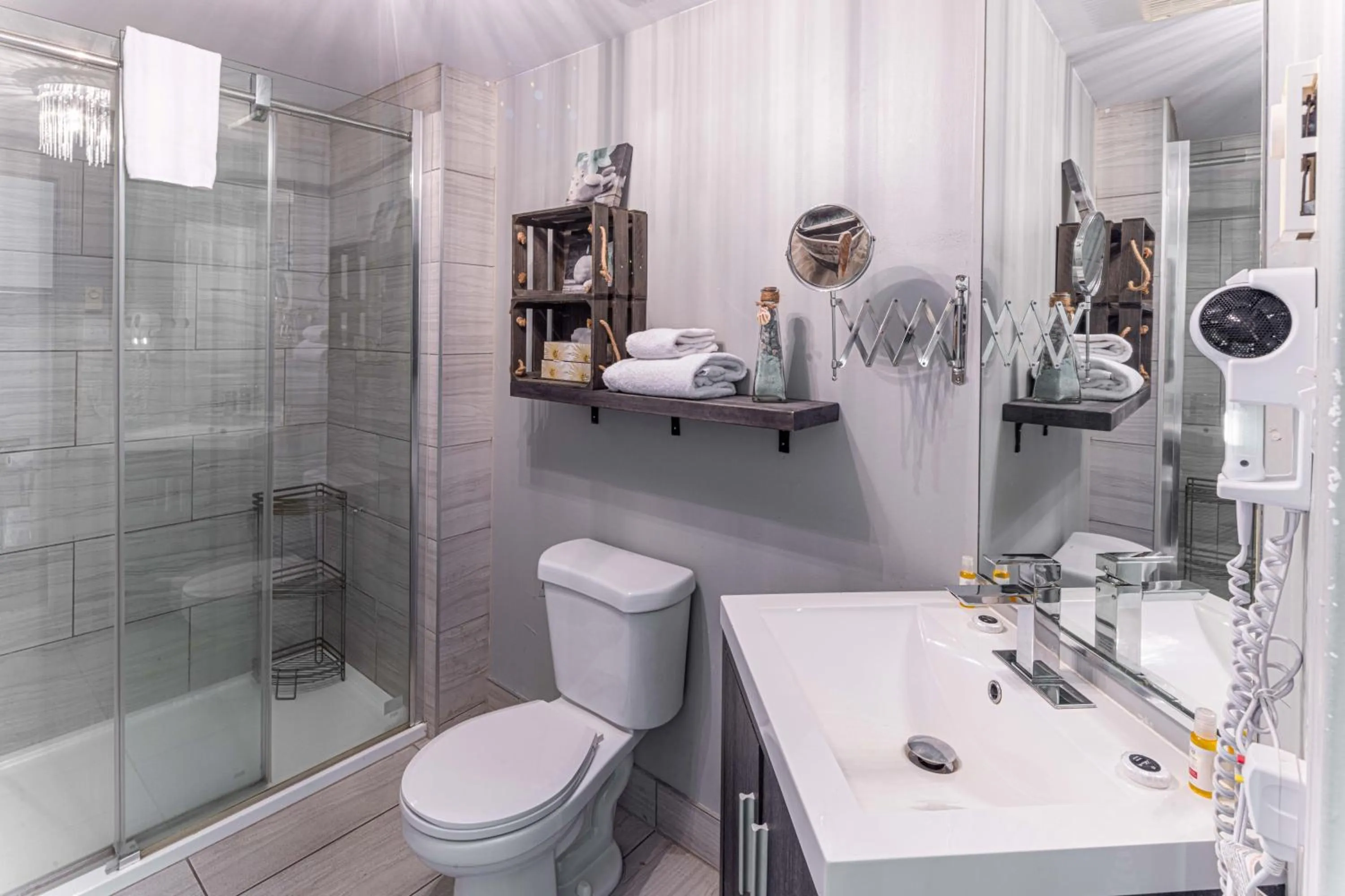 Shower in Motel le Point de Vue