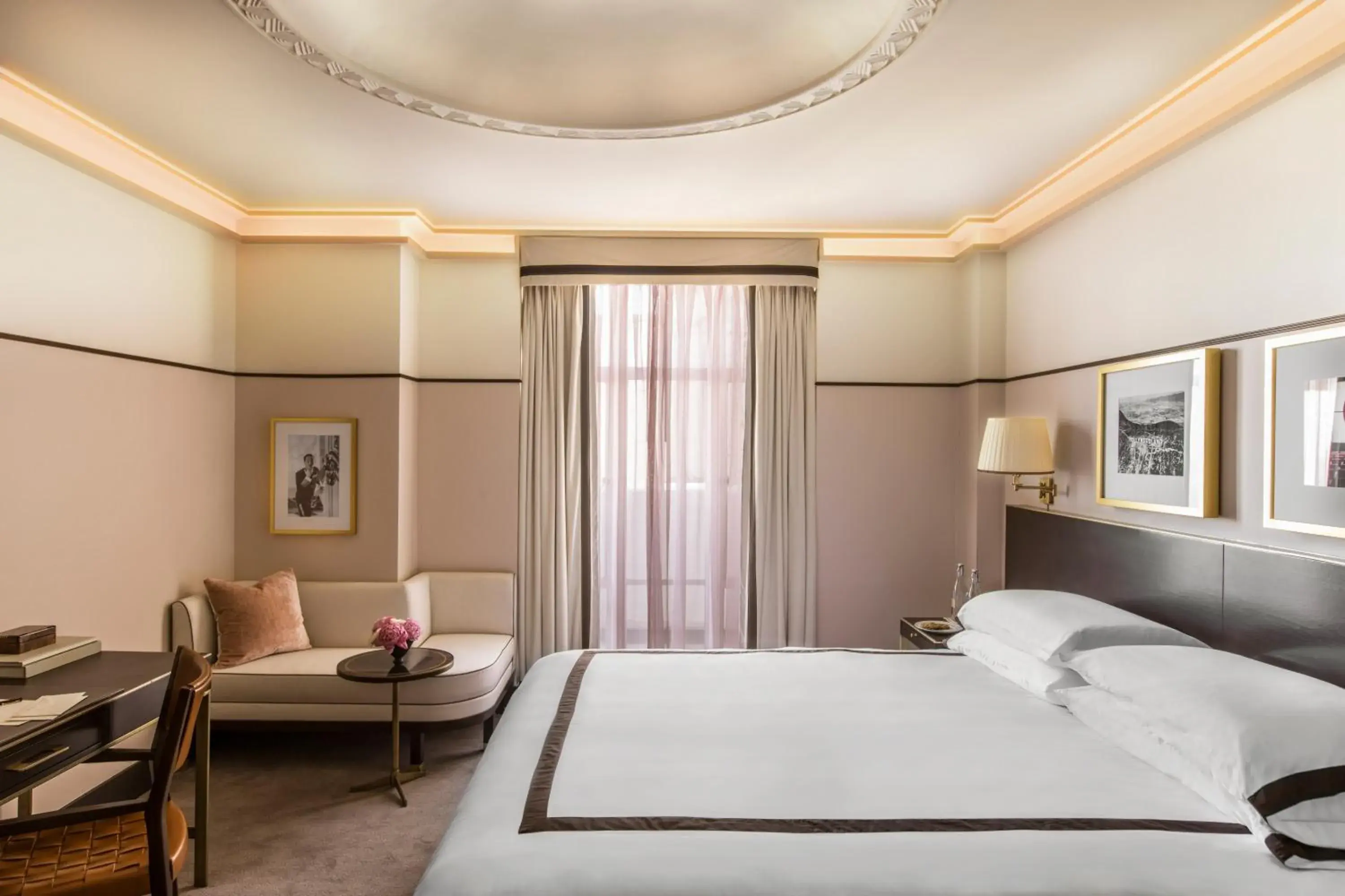 Seating area, Bed in Sunset Tower Hotel Seating area, Bed in Sunset Tower Hotel