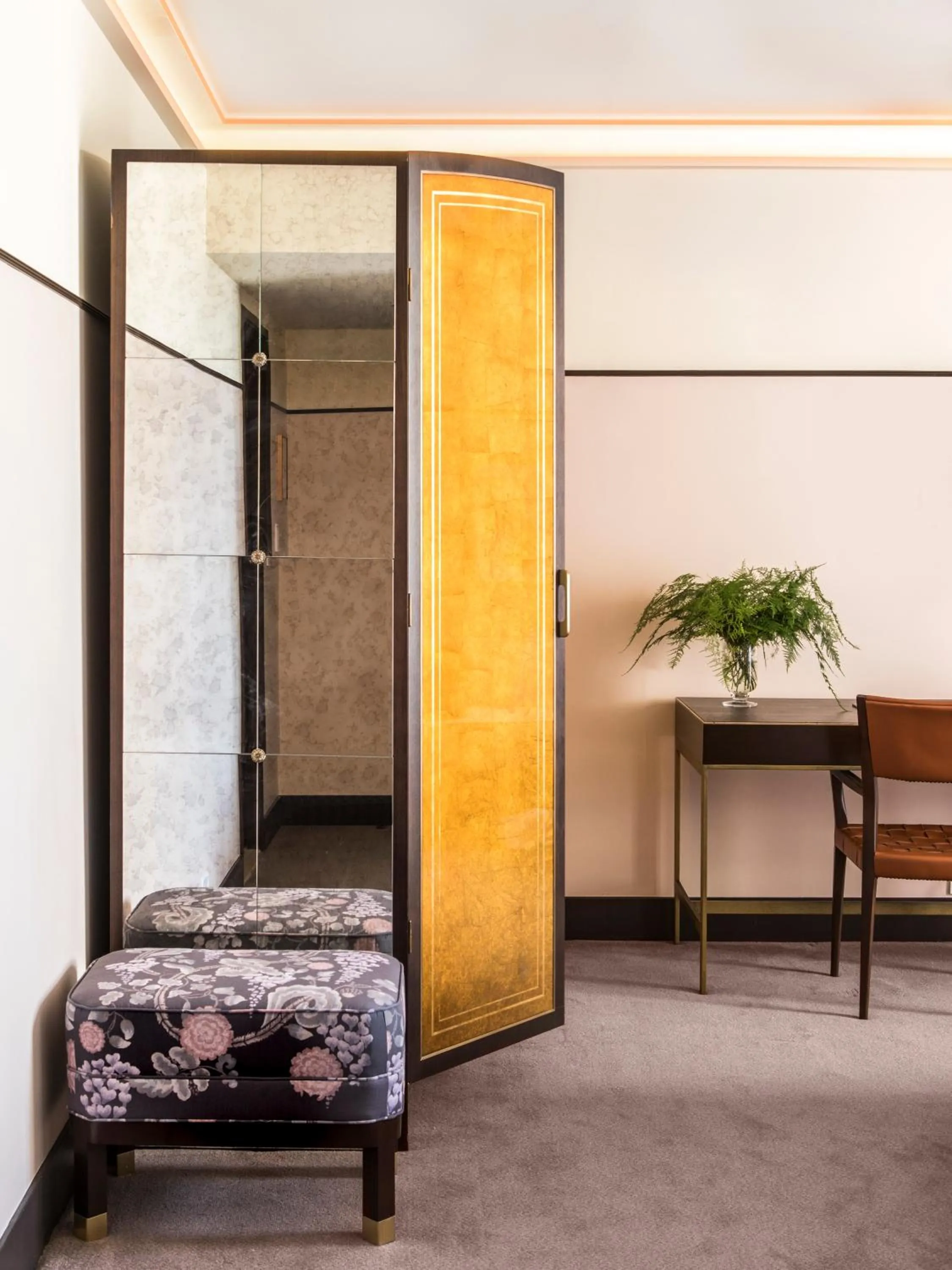 Seating area, Bed in Sunset Tower Hotel