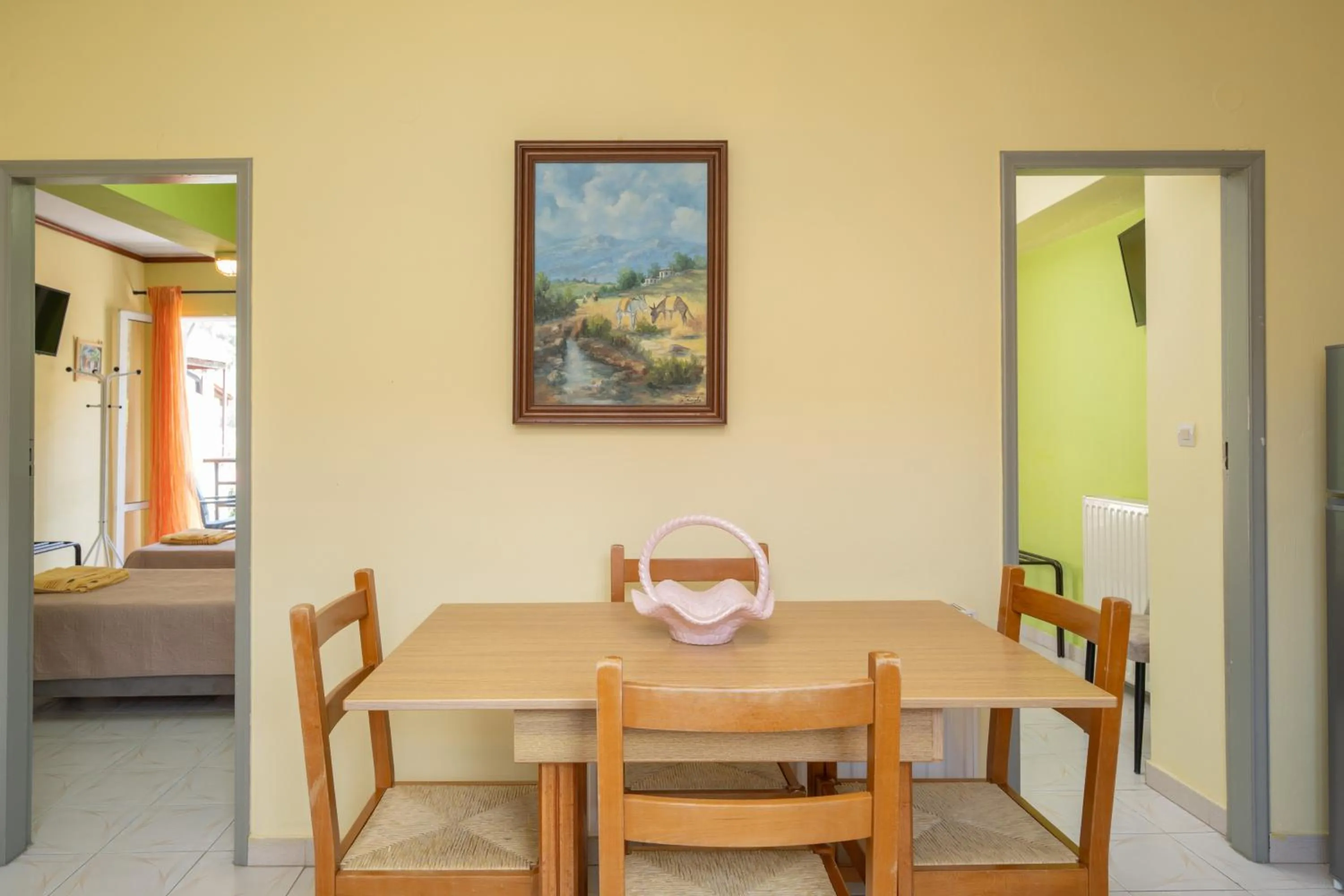 Dining area in Remezzo Apartments