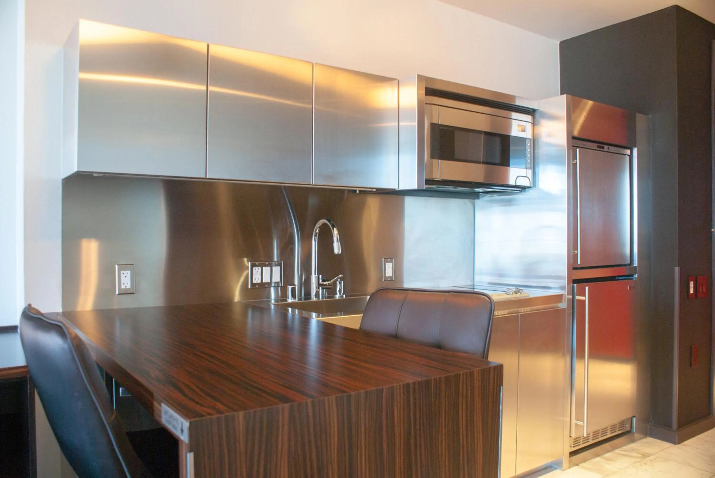 Kitchen or kitchenette in Palms Place Hotel and Spa