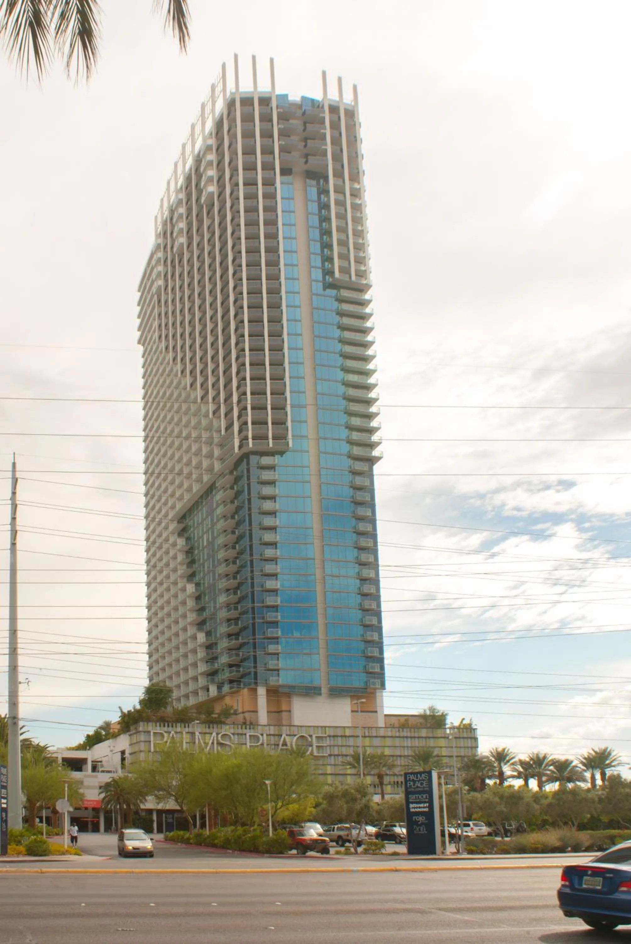 Facade/entrance in Palms Place Hotel and Spa