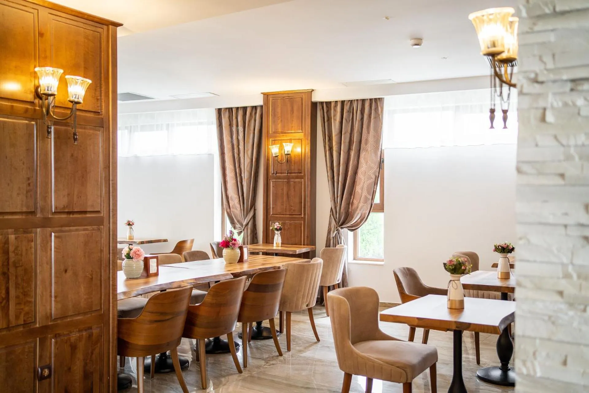 Restaurant/places to eat in RED CONFORT HOTEL Boutique