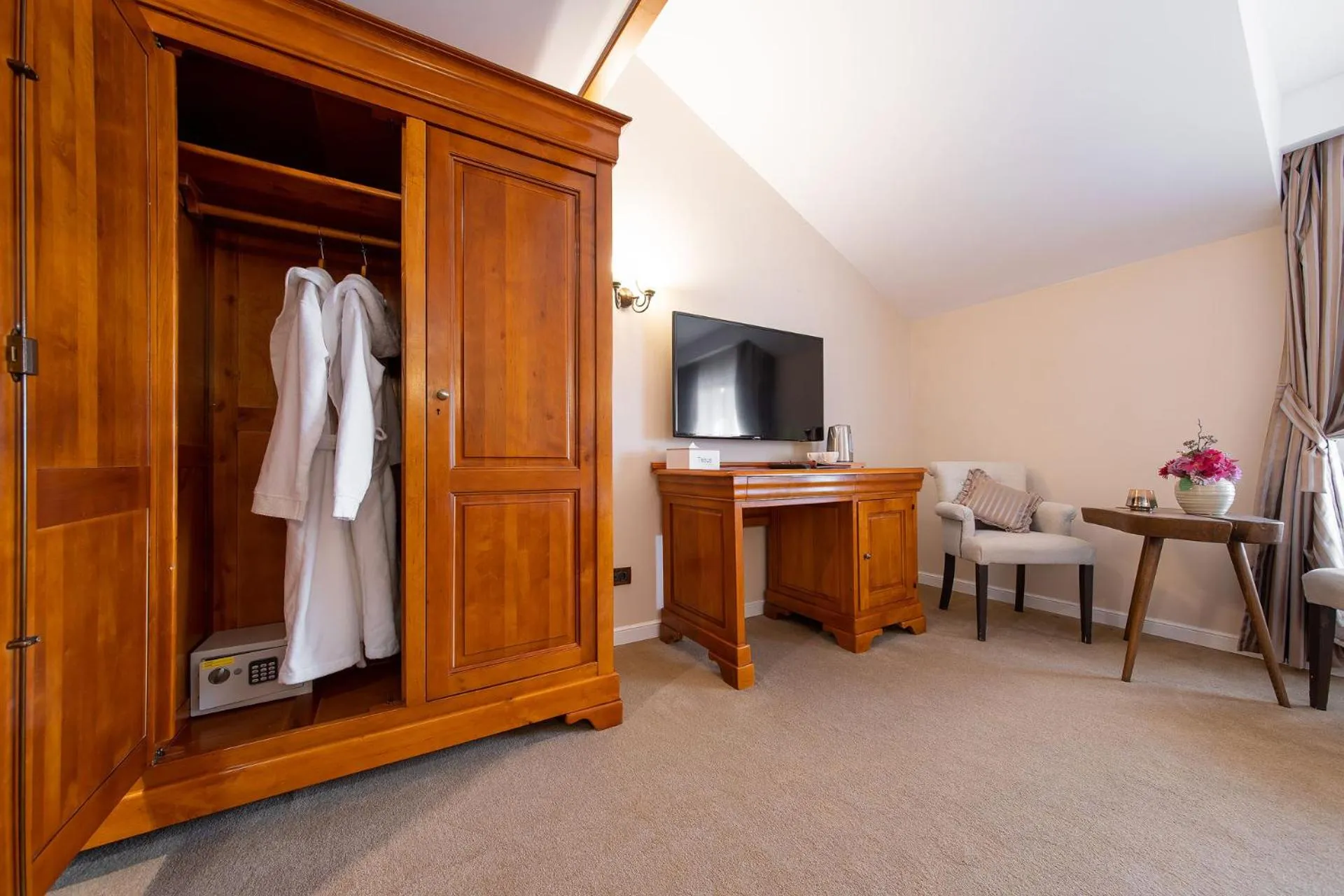 TV and multimedia in RED CONFORT HOTEL Boutique