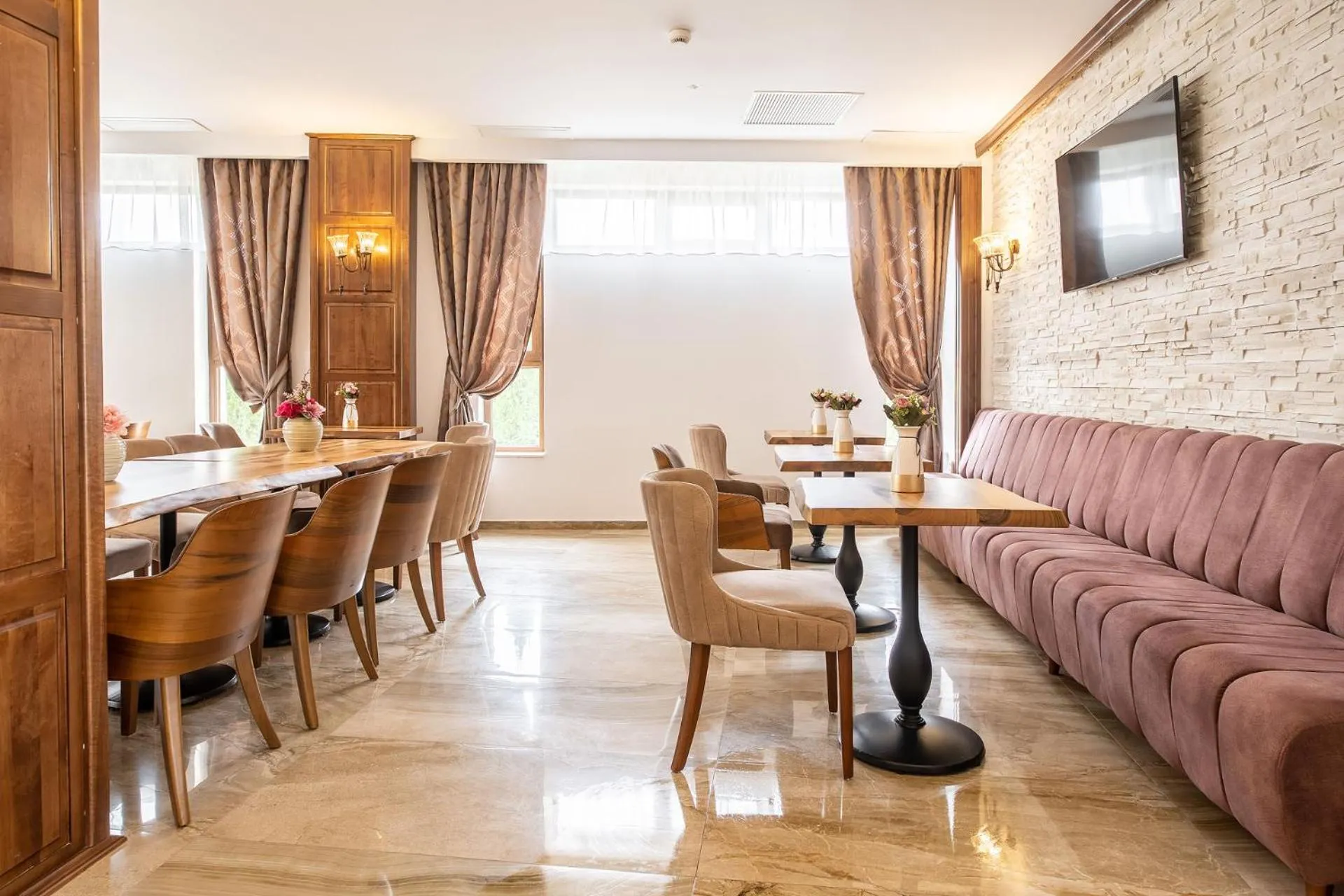 Restaurant/places to eat in RED CONFORT HOTEL Boutique