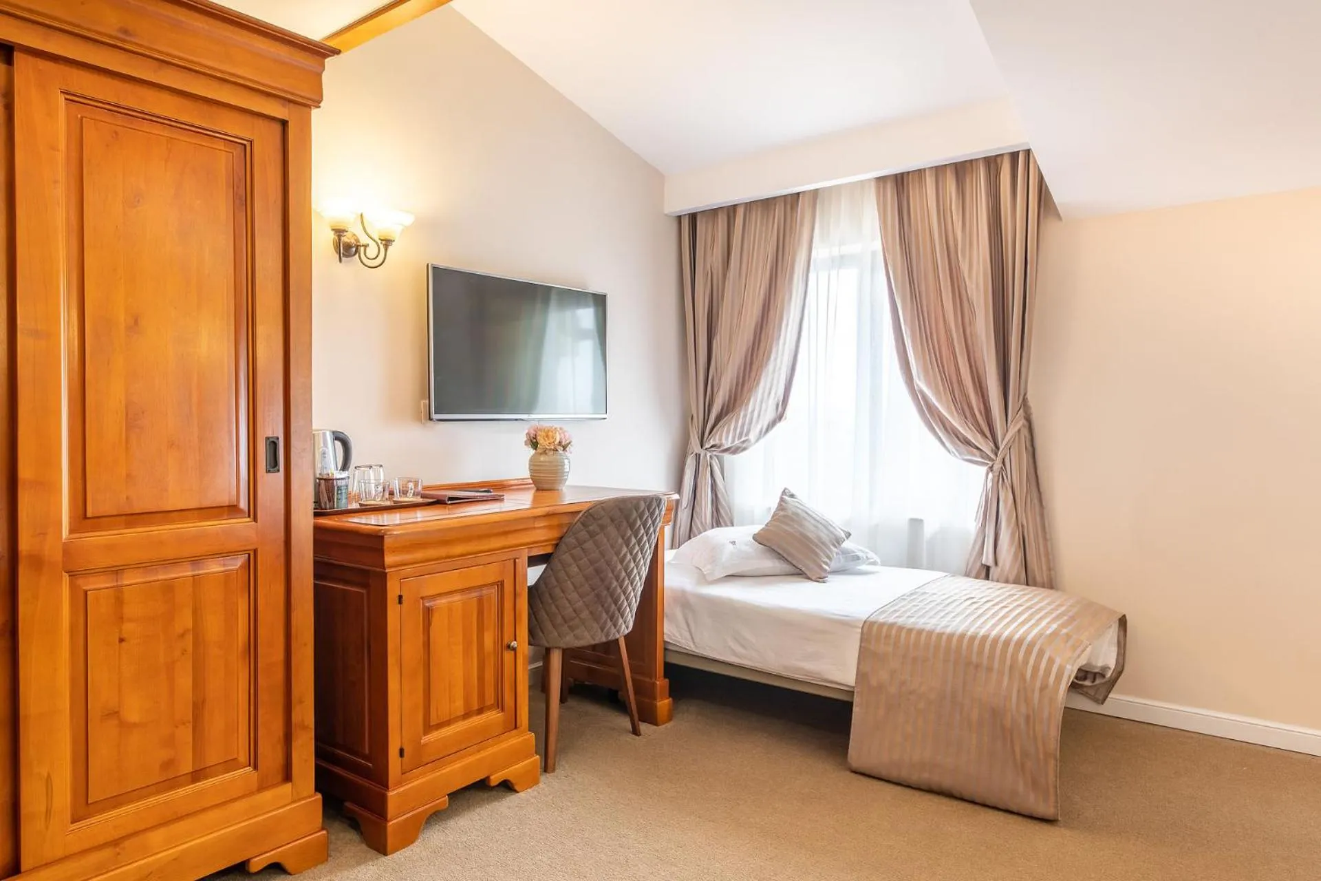 Photo of the whole room, Bed in RED CONFORT HOTEL Boutique