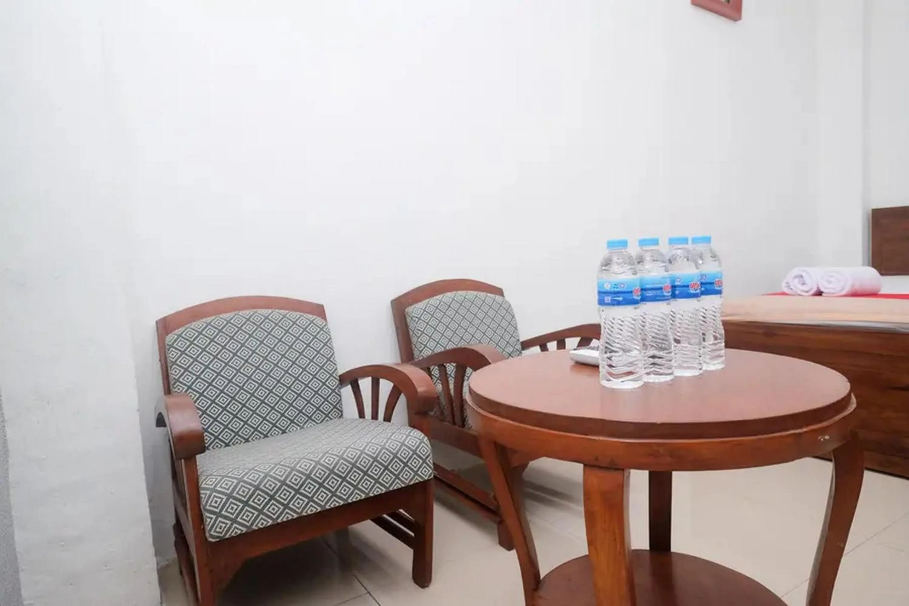 Seating area in RedDoorz Syariah near Titik Nol Yogyakarta