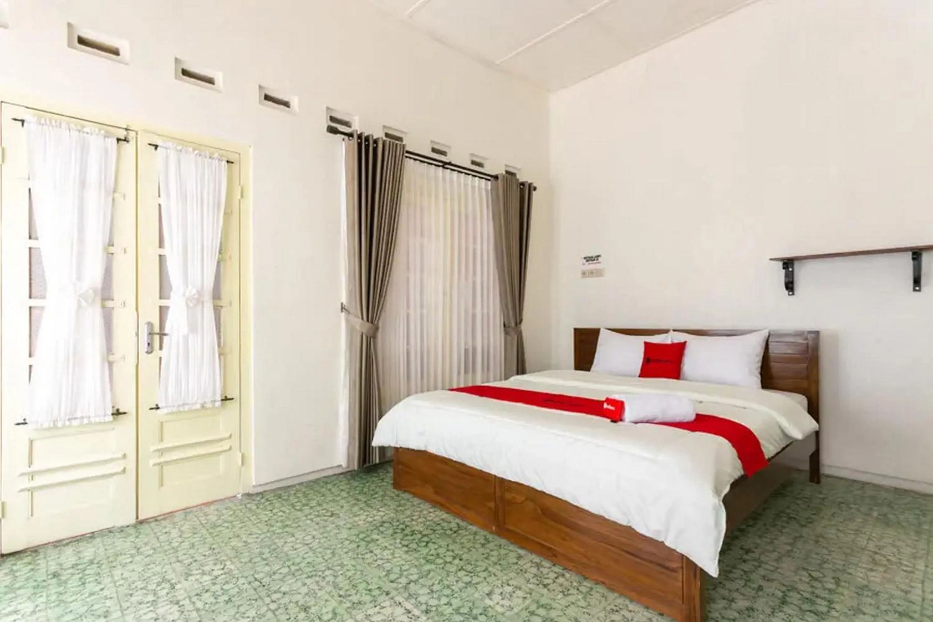 Bed in RedDoorz Syariah near Titik Nol Yogyakarta