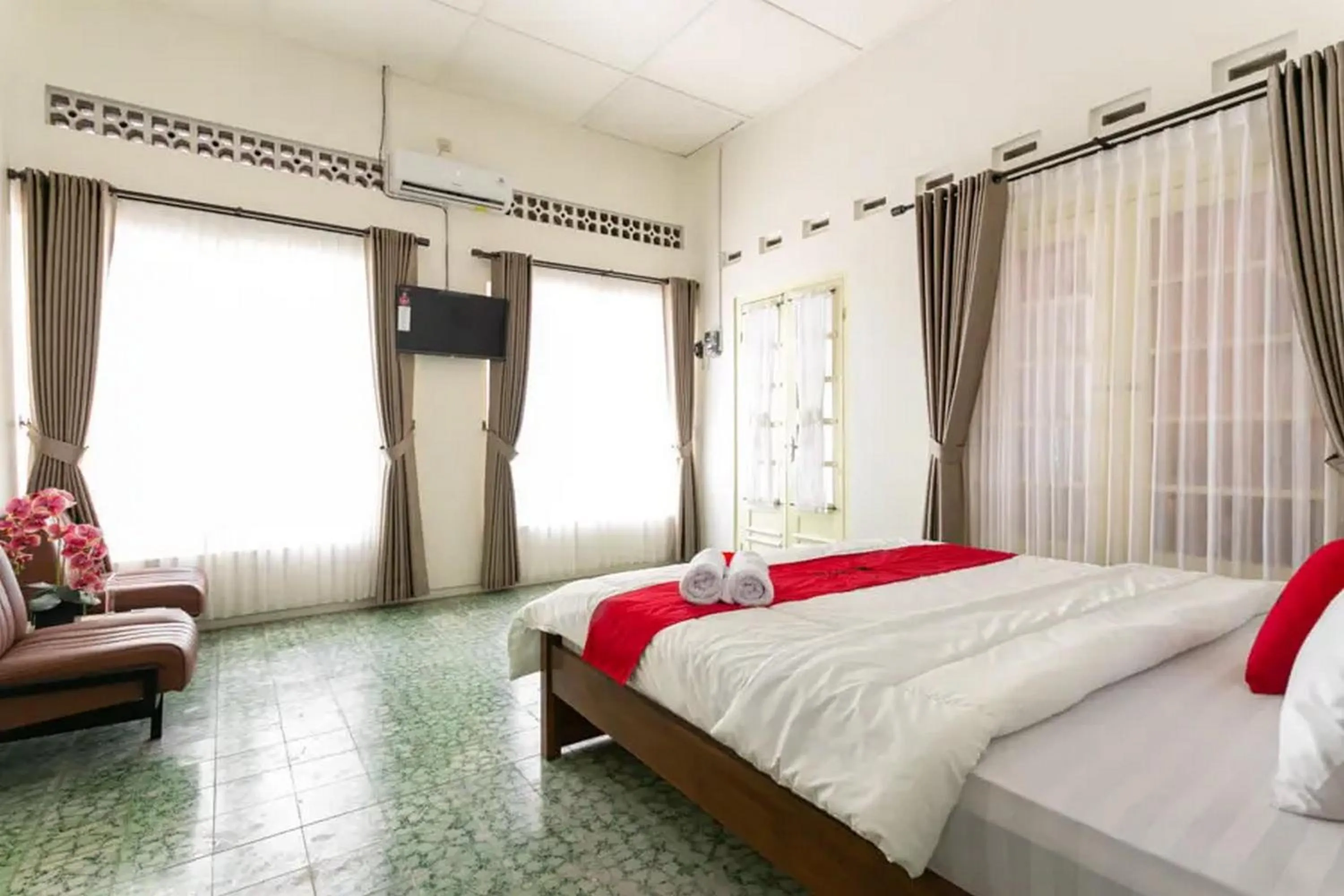 Bed in RedDoorz Syariah near Titik Nol Yogyakarta