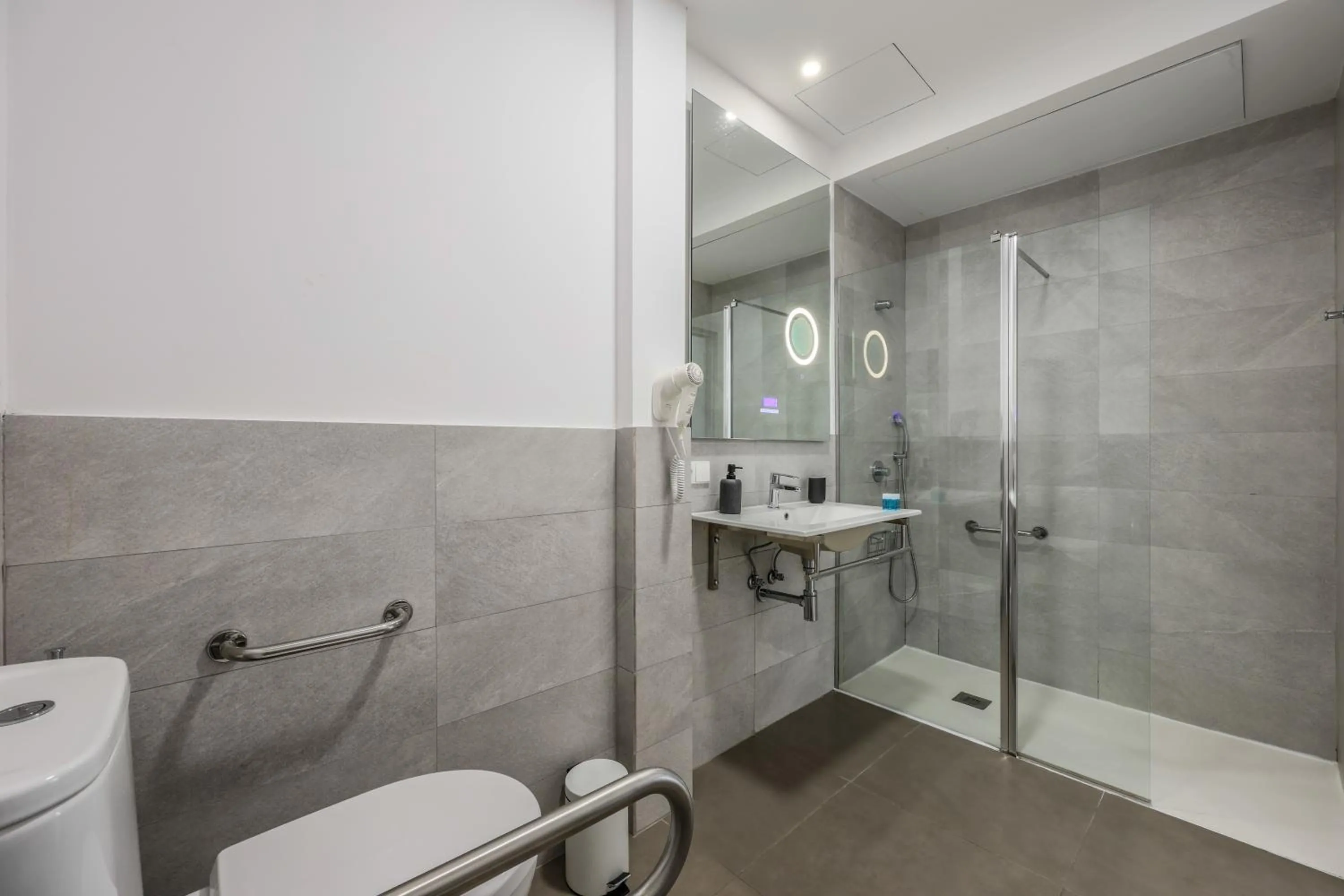Shower in AmazINN Collection Valencia Centro EVI